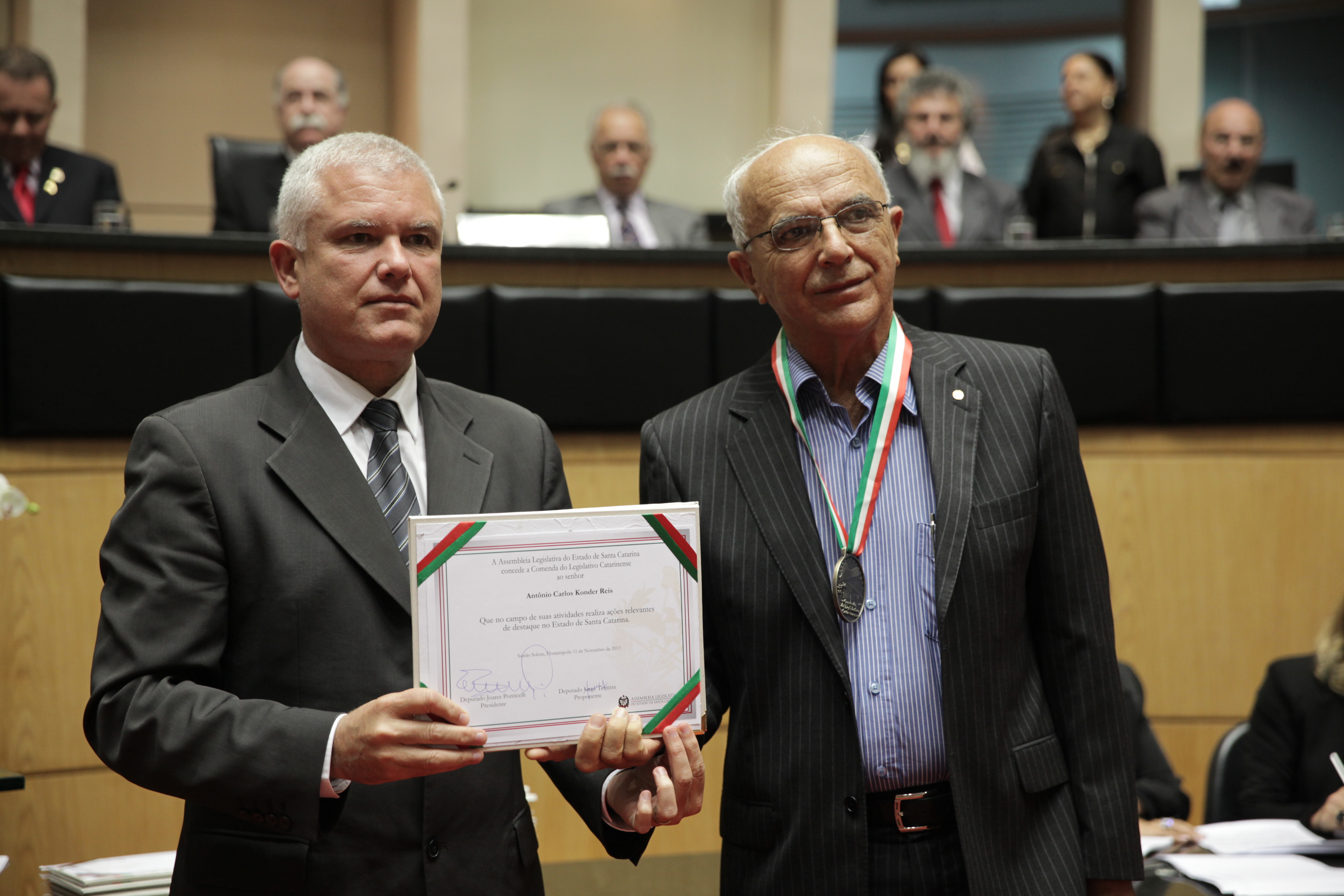 Sessão Solene da Comenda do Legislativo. Deputado Jorge Teixeira homenageia Antônio Carlos Konder Reis. Foto: Lucas Gabriel Diniz/Agência AL