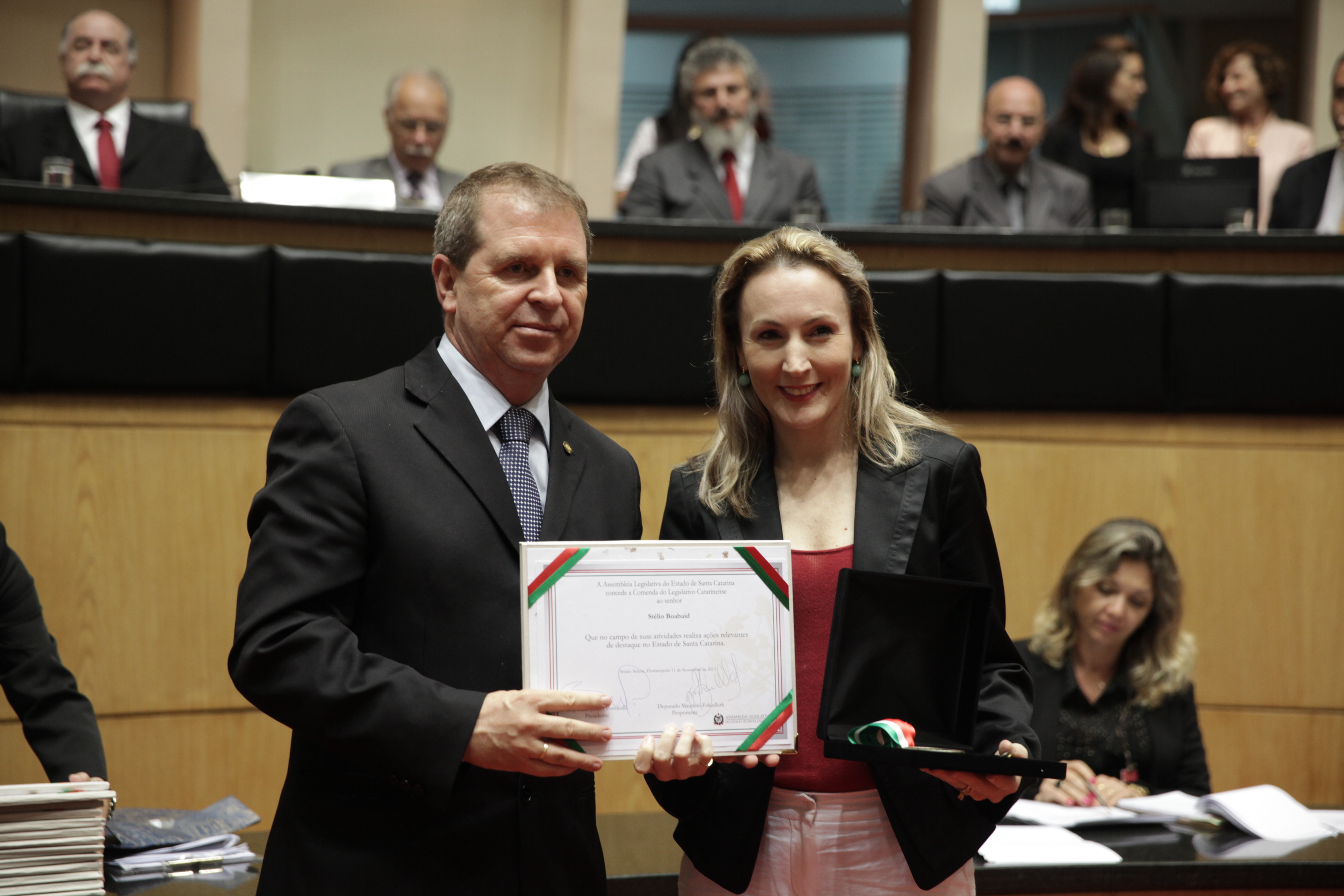Sessão Solene da Comenda do Legislativo. Deputado Maurício Eskudlark homenageia Stérlio Boabaid. Foto: Lucas Gabriel Diniz/Agência AL
