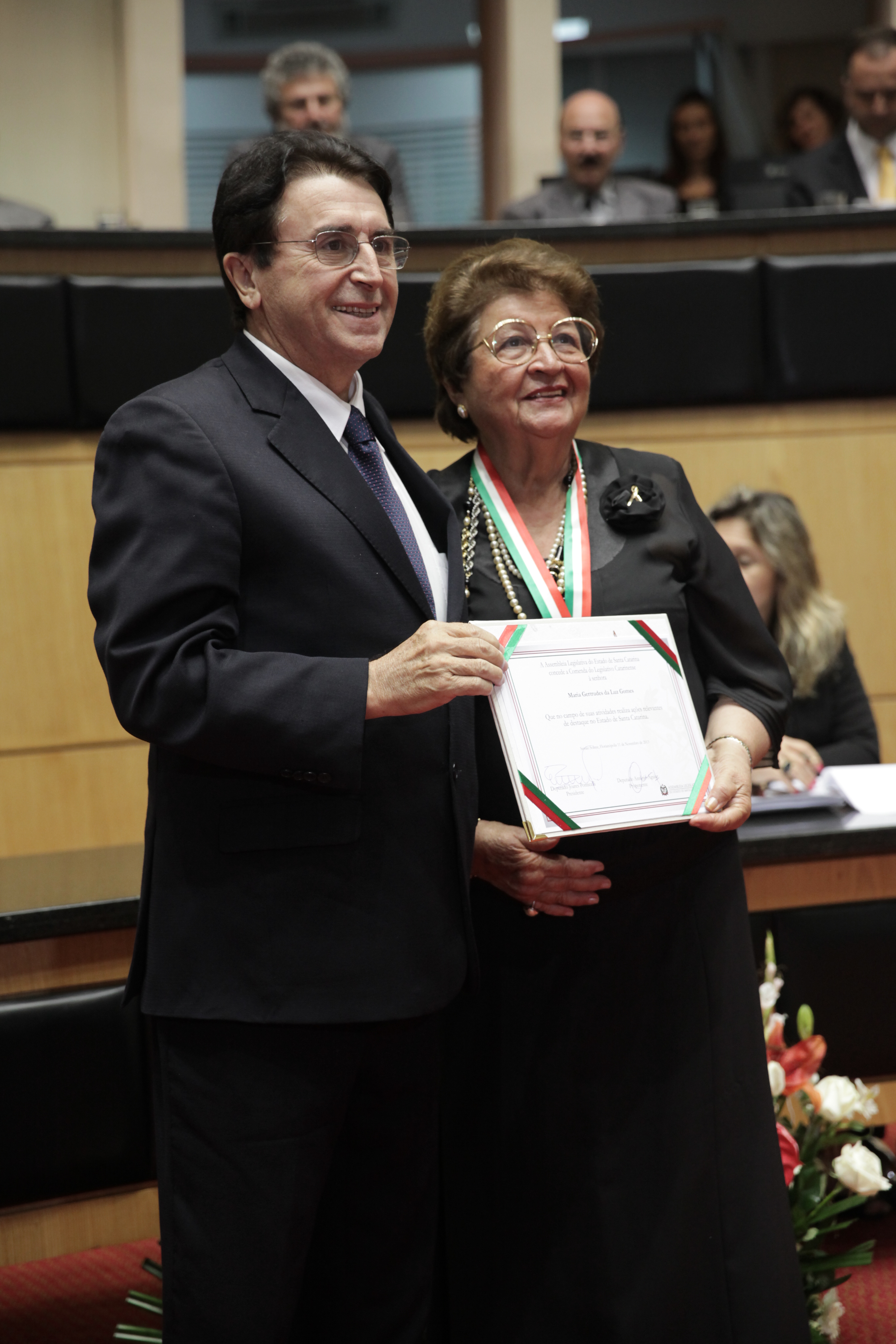 Sessão Solene da Comenda do Legislativo. Deputado Antônio Aguiar homenageia Maria Gertrudes da Luz Gomes. Foto: Lucas Gabriel Diniz/Agência AL