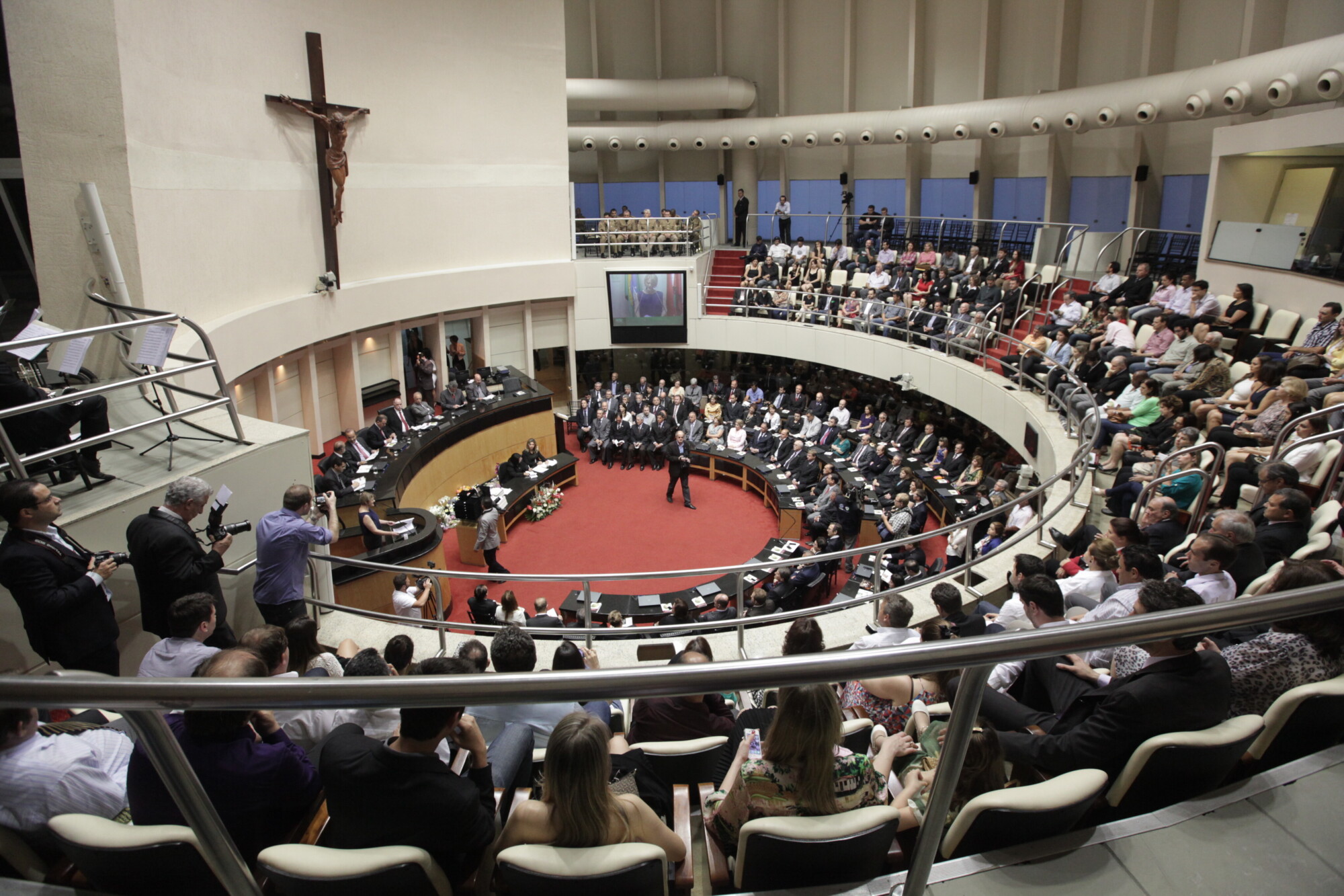 Comenda do Legislativo homenageia organizações e personalidades