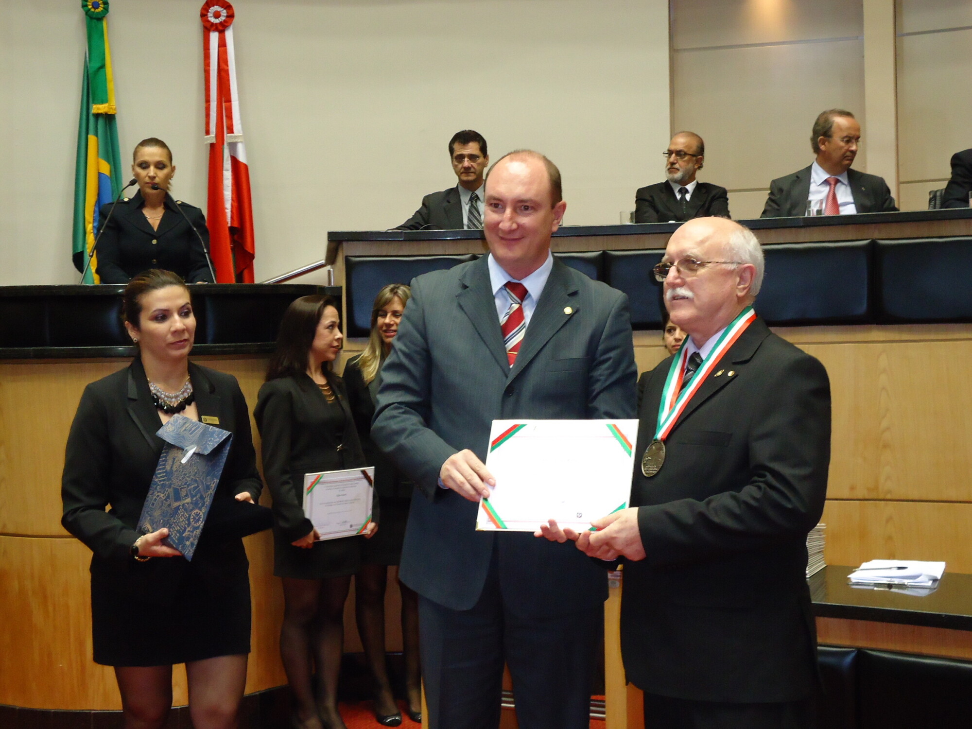 Mauro faz homenagem ao presidente da Ocesc com Comenda Poder Legislativo Catarinense