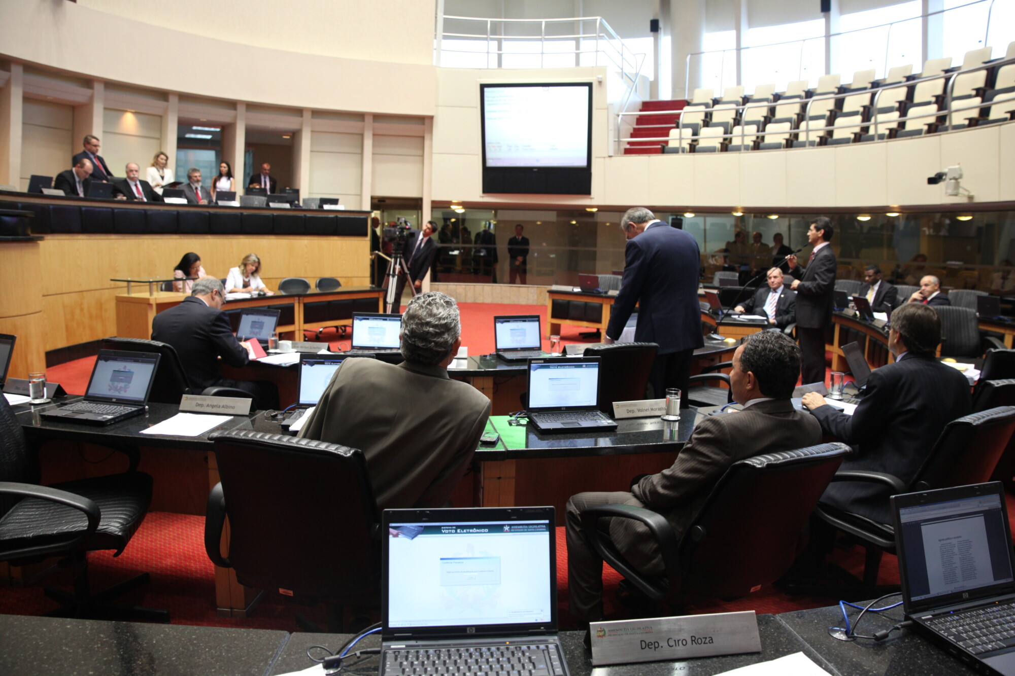 Falta de acordo adia votação de admissibilidade de PEC sobre salários de servidores