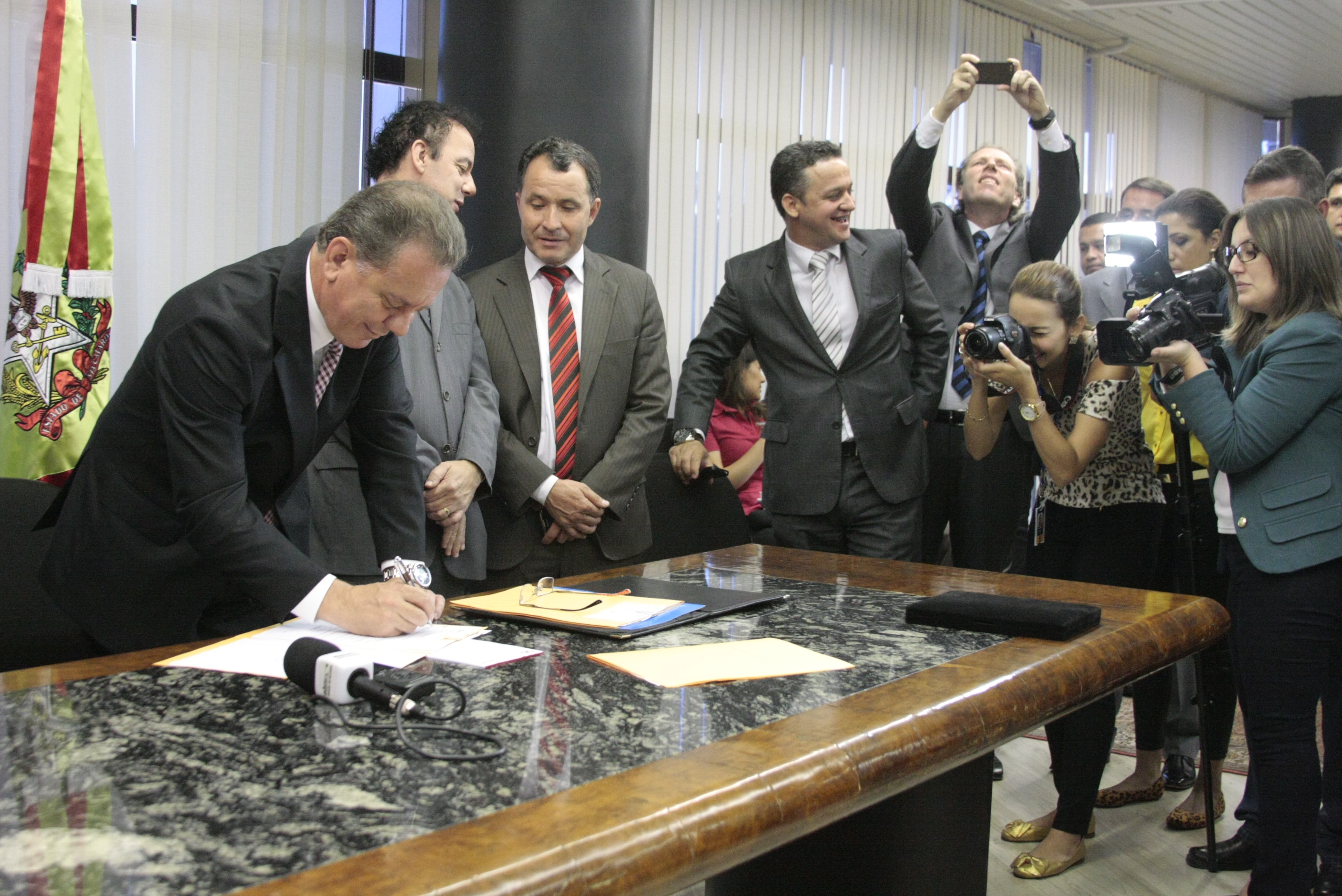 Ato de sanção de pacote de leis legislativas, entre elas a identificação biométrica neonatal. Foto: Fábio Queiroz