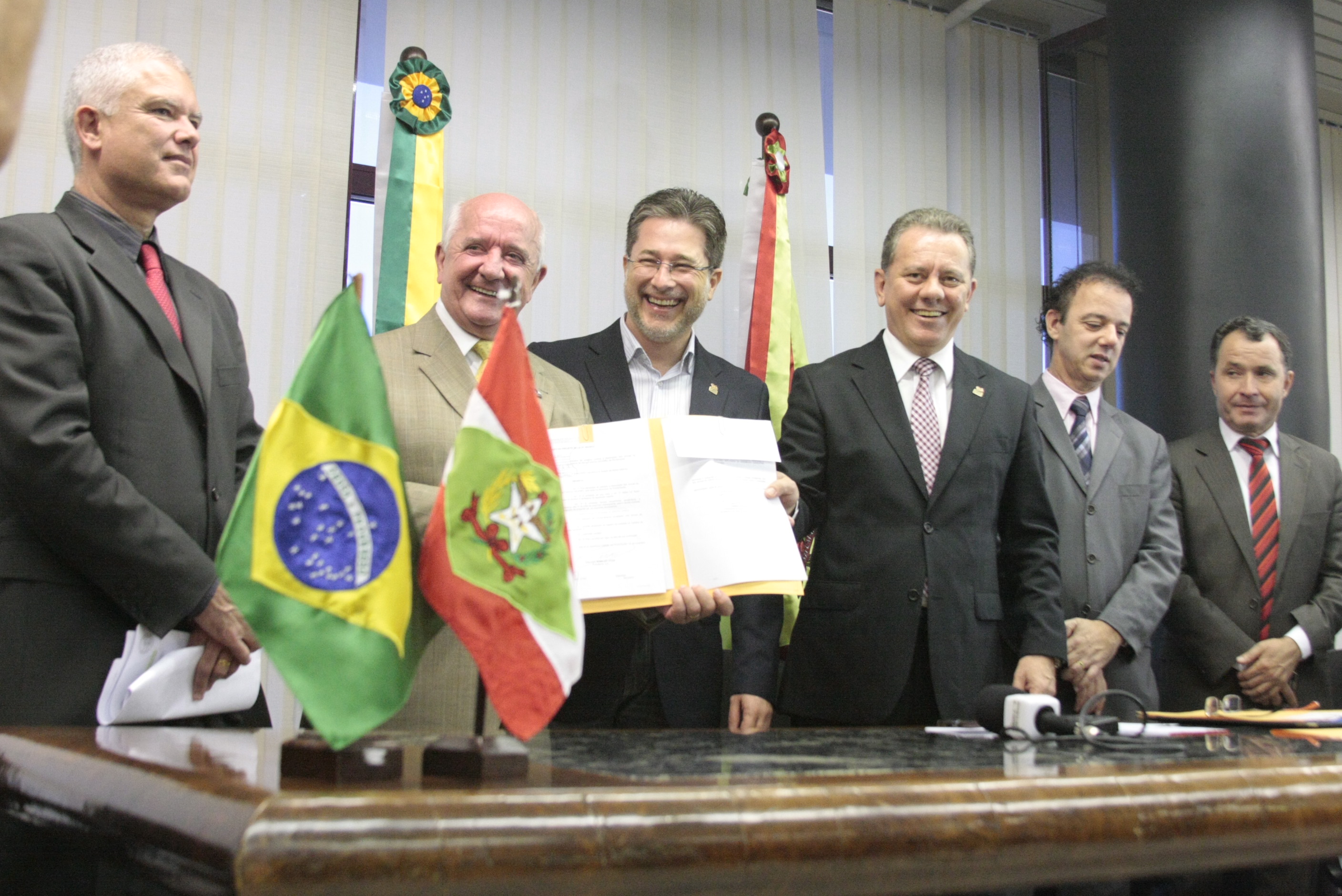 Ato de sanção de pacote de leis legislativas, entre elas a identificação biométrica neonatal. Foto: Fábio Queiroz