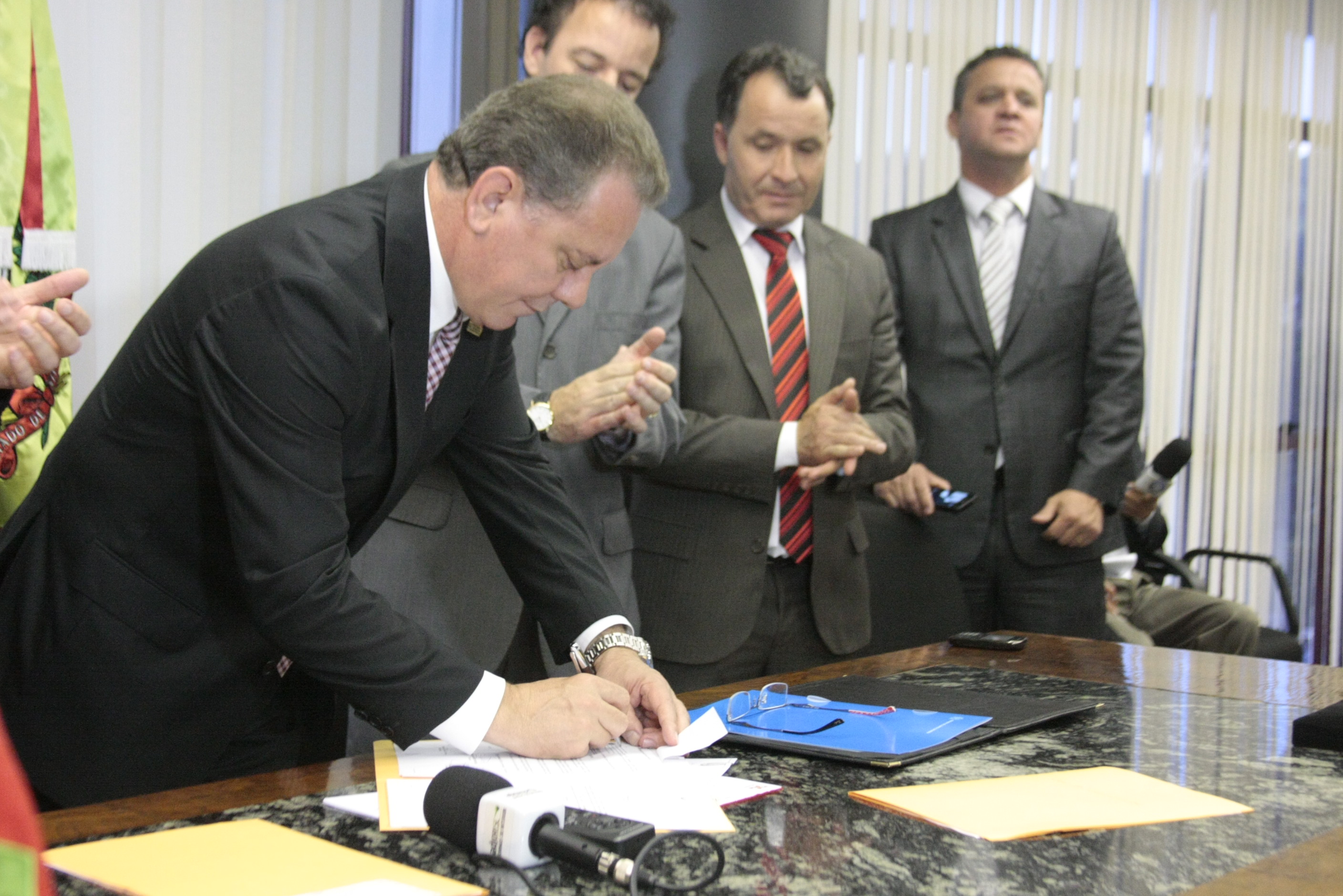 Ato de sanção de pacote de leis legislativas, entre elas a identificação biométrica neonatal. Foto: Fábio Queiroz