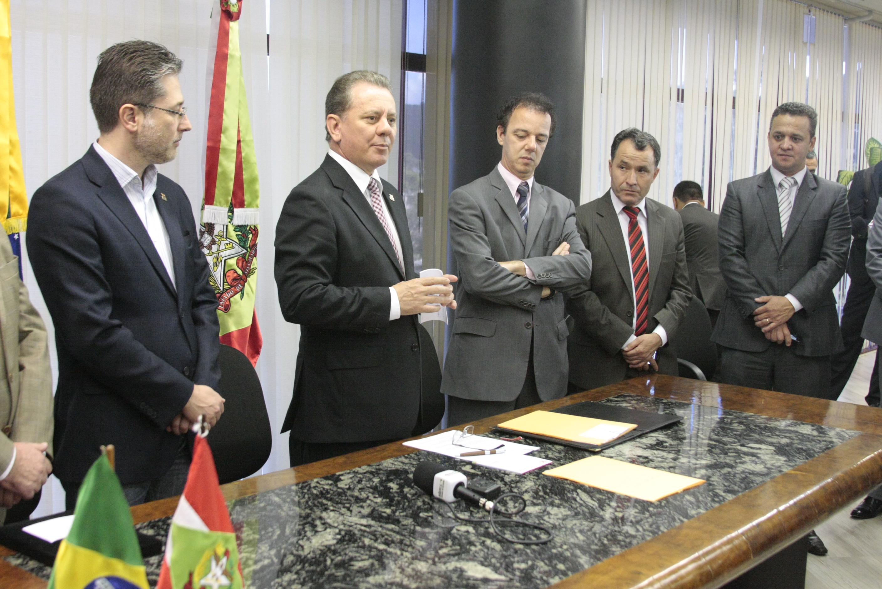 Ato de sanção de pacote de leis legislativas, entre elas a identificação biométrica neonatal. Foto: Fábio Queiroz
