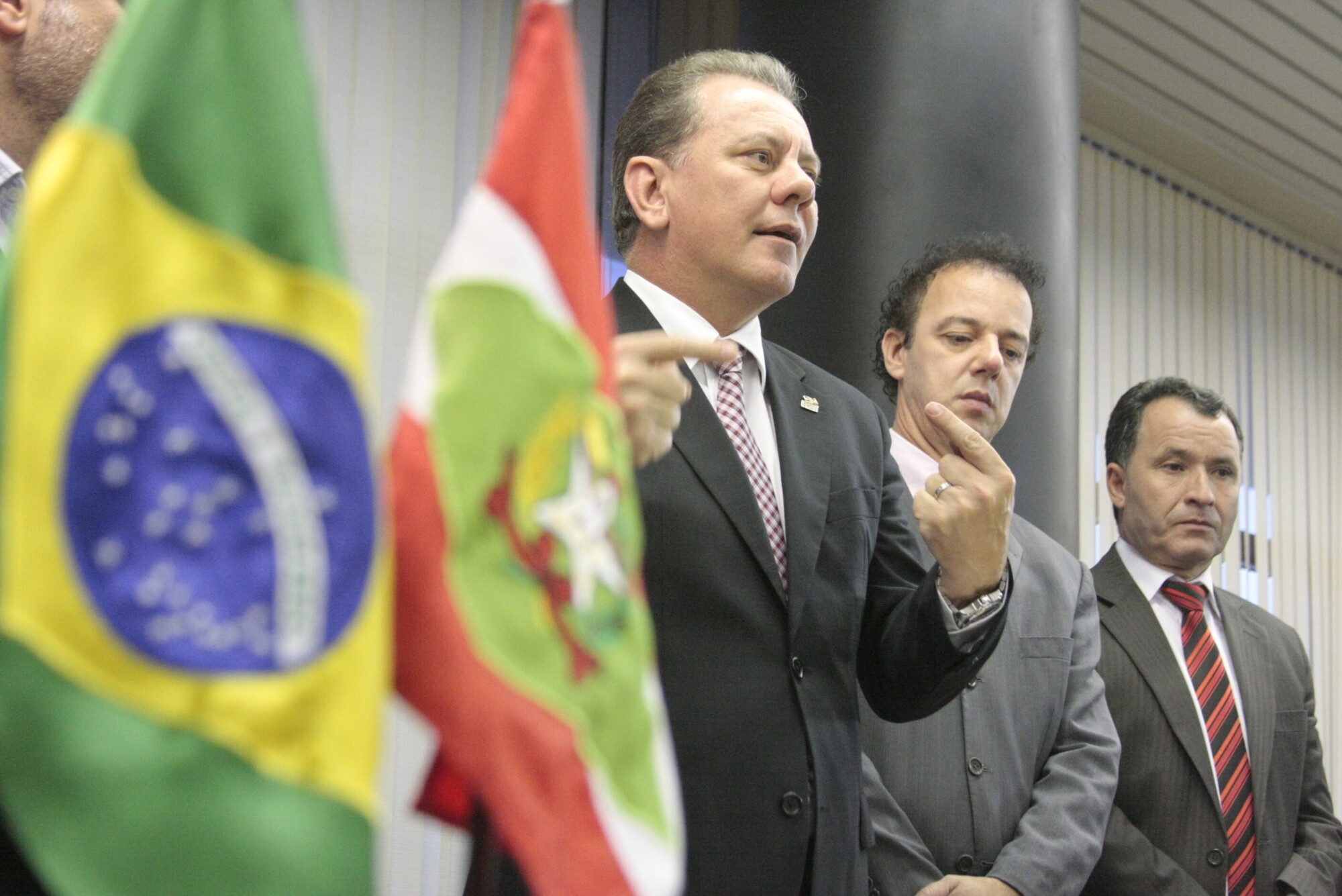 Governador em exercício sanciona leis e libera R$ 3 milhões ao Programa Reviver