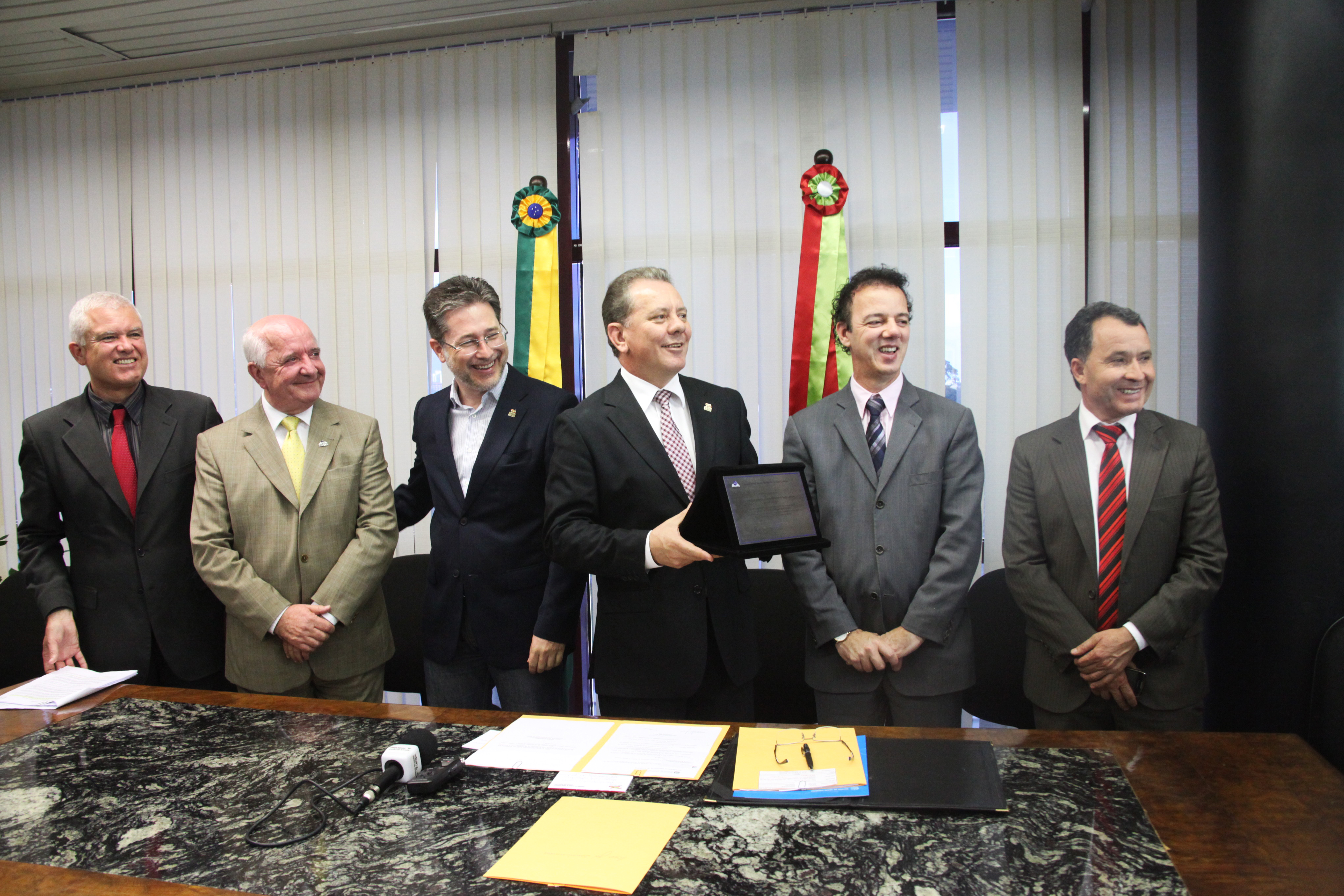 Ato de sanção de pacote de leis legislativas, entre elas a identificação biométrica neonatal. Foto: Leonardo Gonçalves