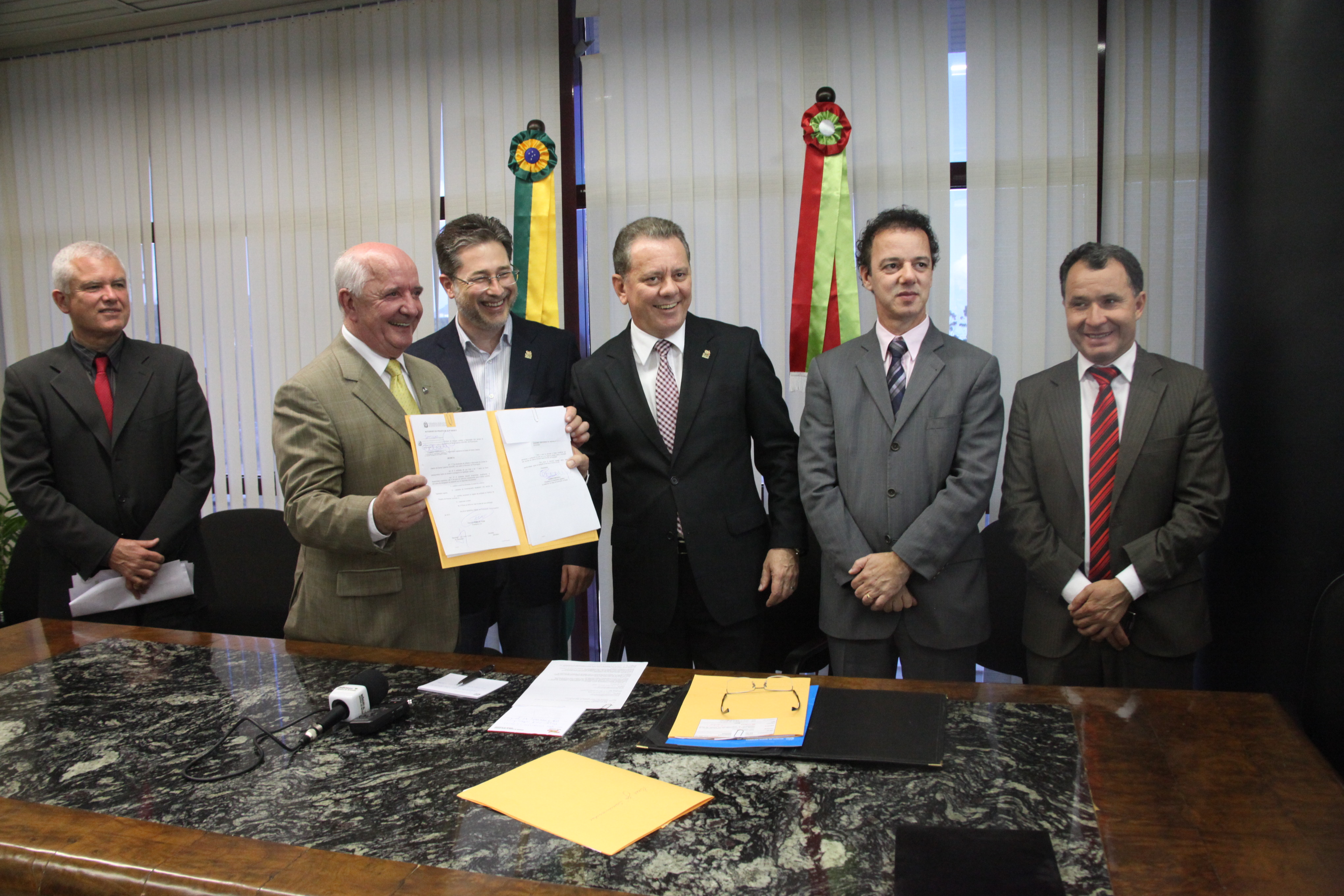 Ato de sanção de pacote de leis legislativas, entre elas a identificação biométrica neonatal. Foto: Leonardo Gonçalves