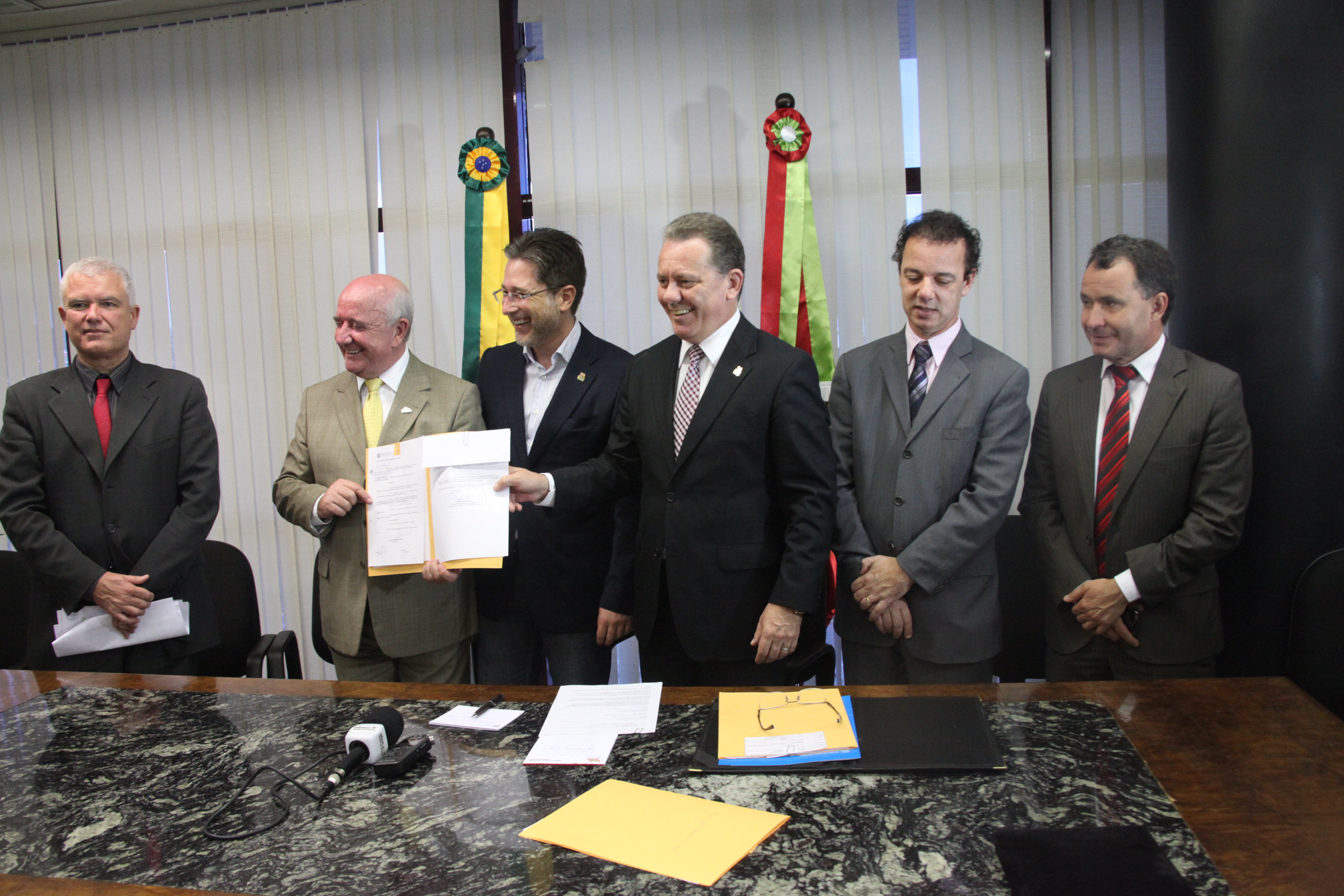 Ato de sanção de pacote de leis legislativas, entre elas a identificação biométrica neonatal. Foto: Leonardo Gonçalves