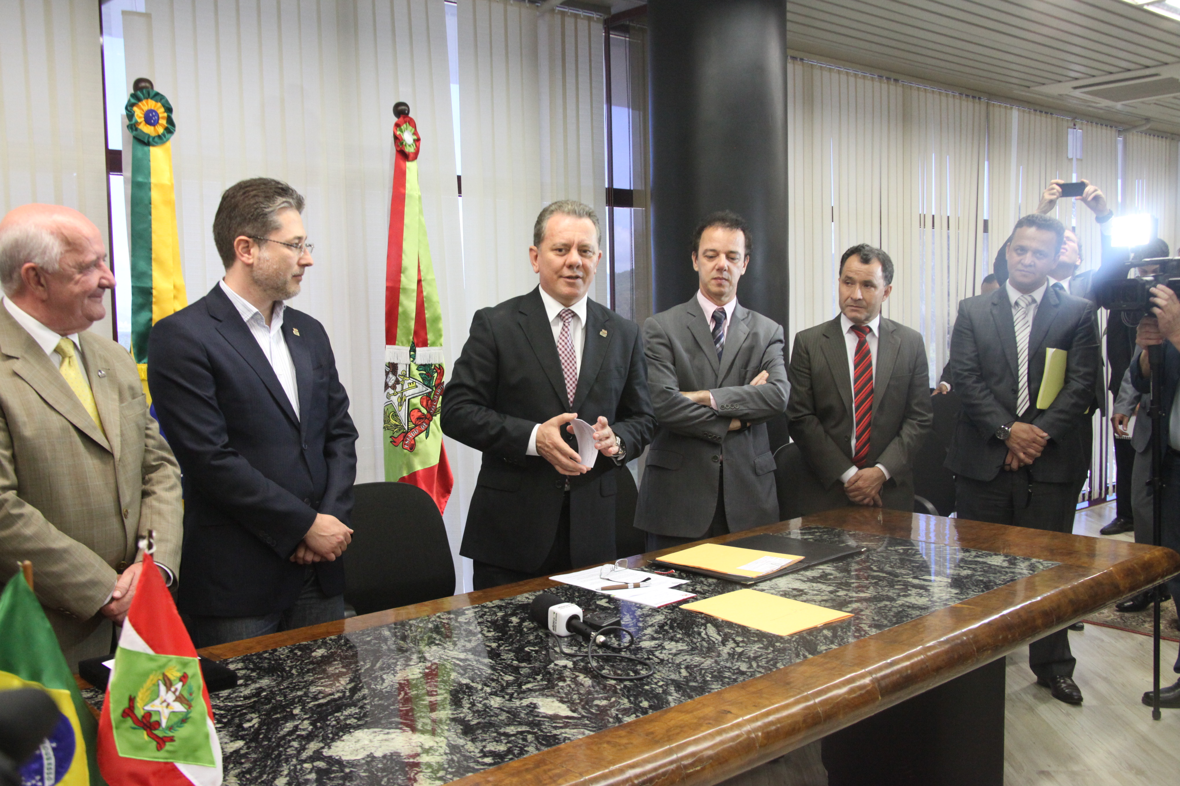 Ato de sanção de pacote de leis legislativas, entre elas a identificação biométrica neonatal. Foto: Leonardo Gonçalves
