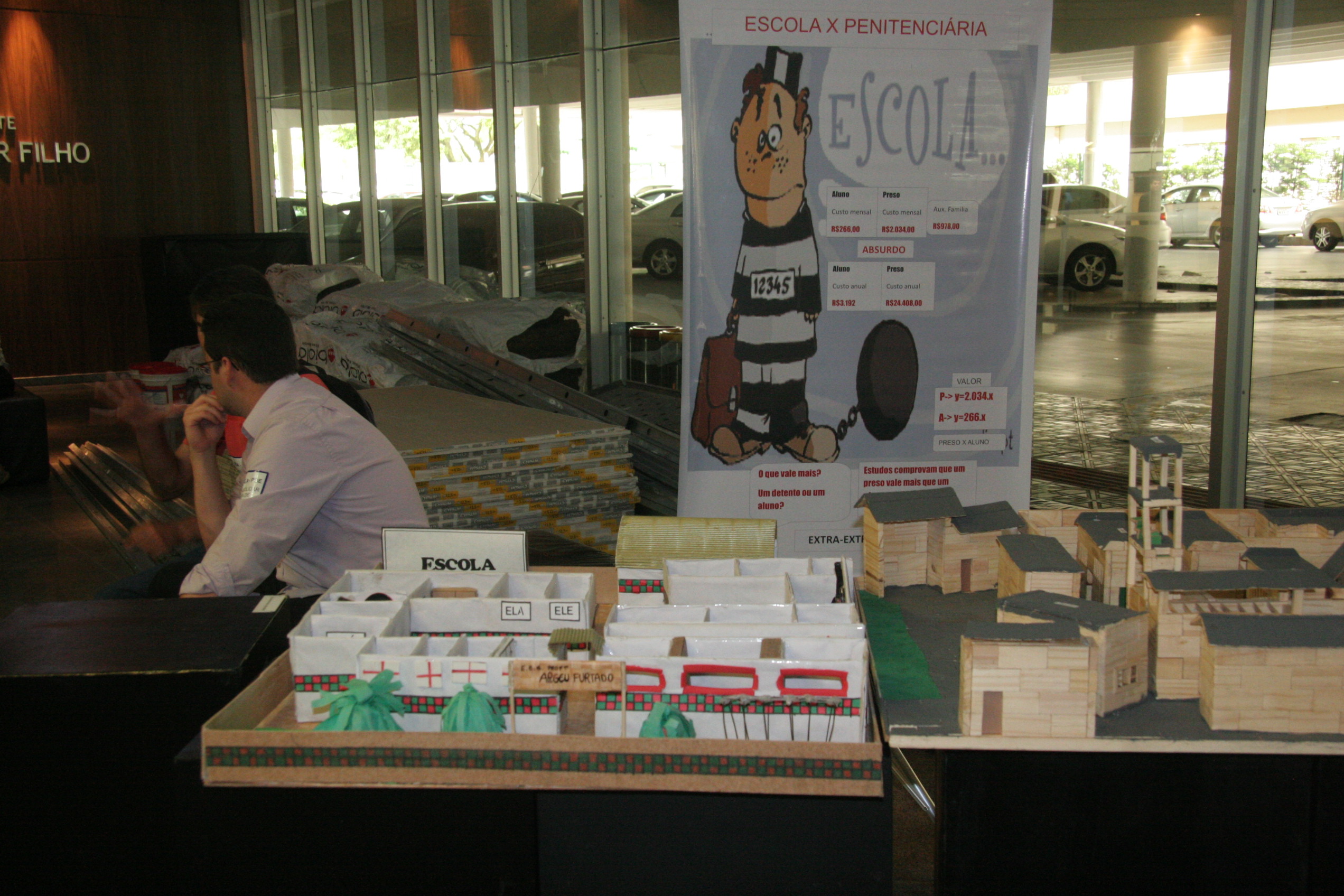 Exposição no Hall da ALESC – Escola x Penitenciária