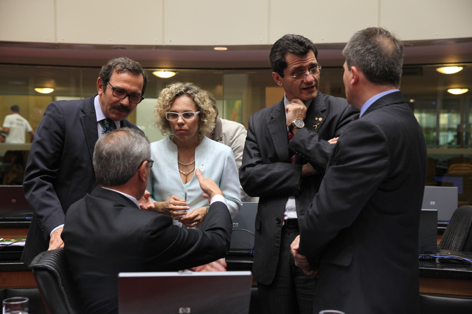 Deputados sinalizam apoio e restrições aos projetos que reajustam salários dos servidores