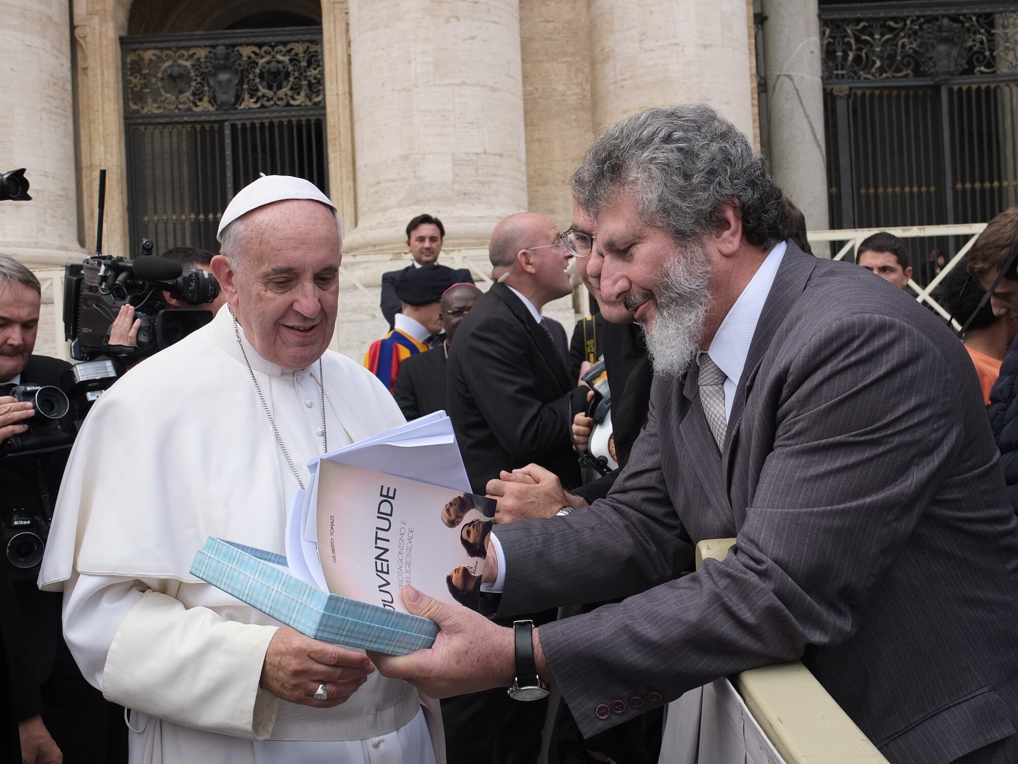 Padre Pedro presenteia o Papa Francisco com um livro e fala da importância para a juventude da santificação de Albertina Berkenbrock. Foto: Vaticano