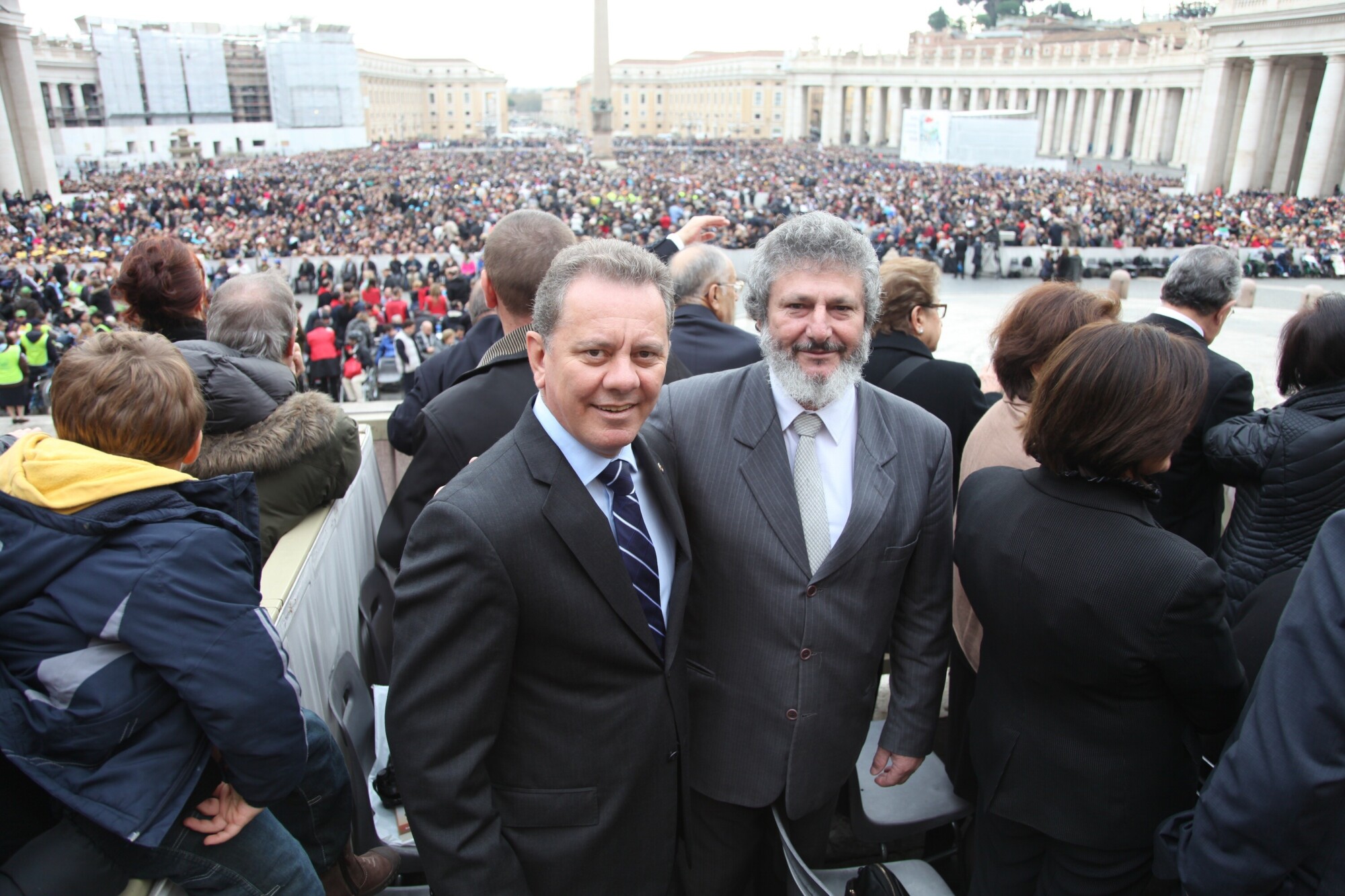 Padre Pedro e Joares, ao fundo milhares de peregrinos que participaram da audiência pública no dia 20 de novembro de 2013. Foto: Júlio Cancellier