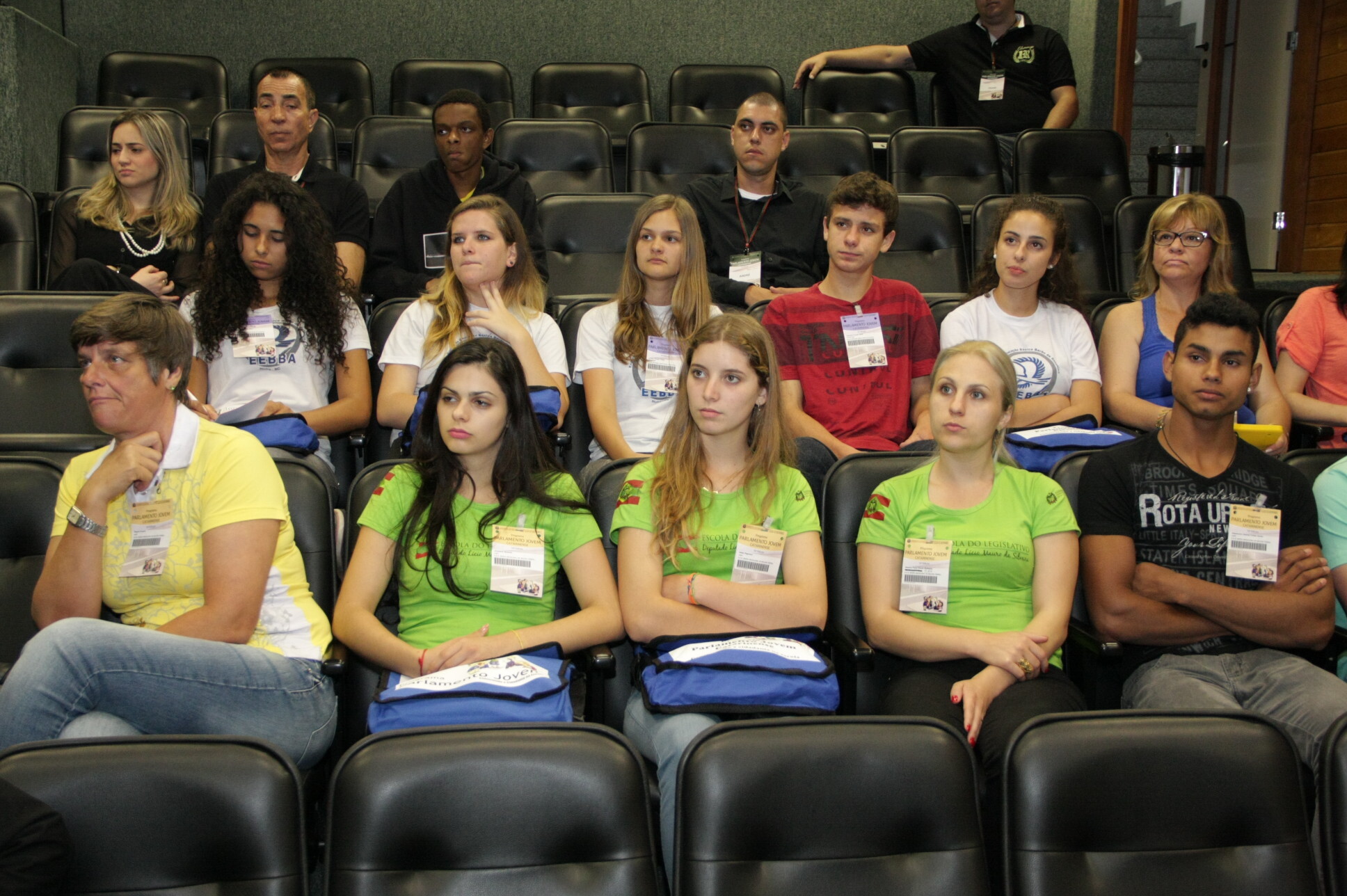 Assembleia empossa 40 deputados estudantes de oito cidades