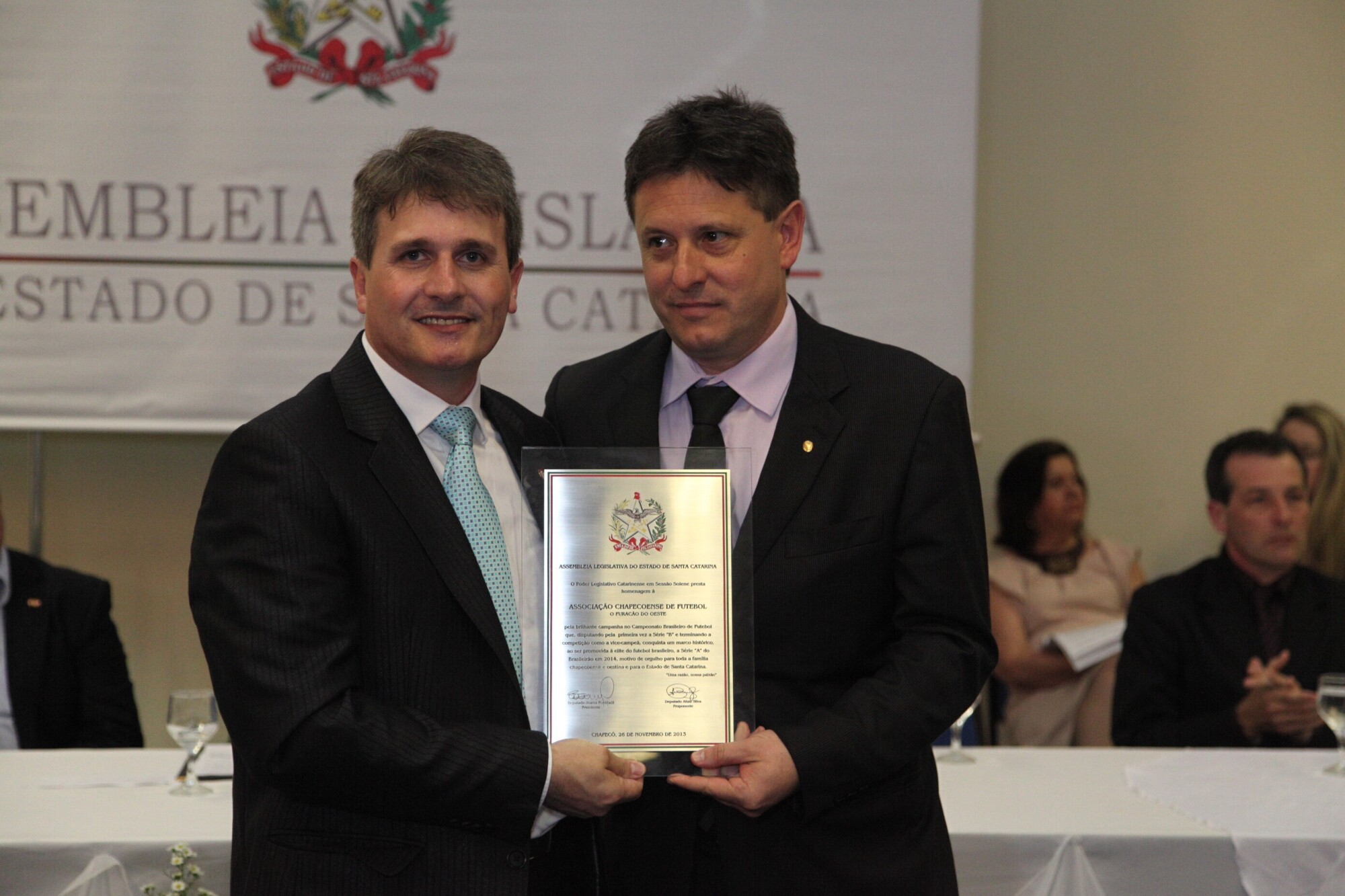 Deputado Altair Silva (PP) entrega placa comemorativa para o presidente do clube, Sandro Pallaoro. Foto: Solon Soares/Agência AL