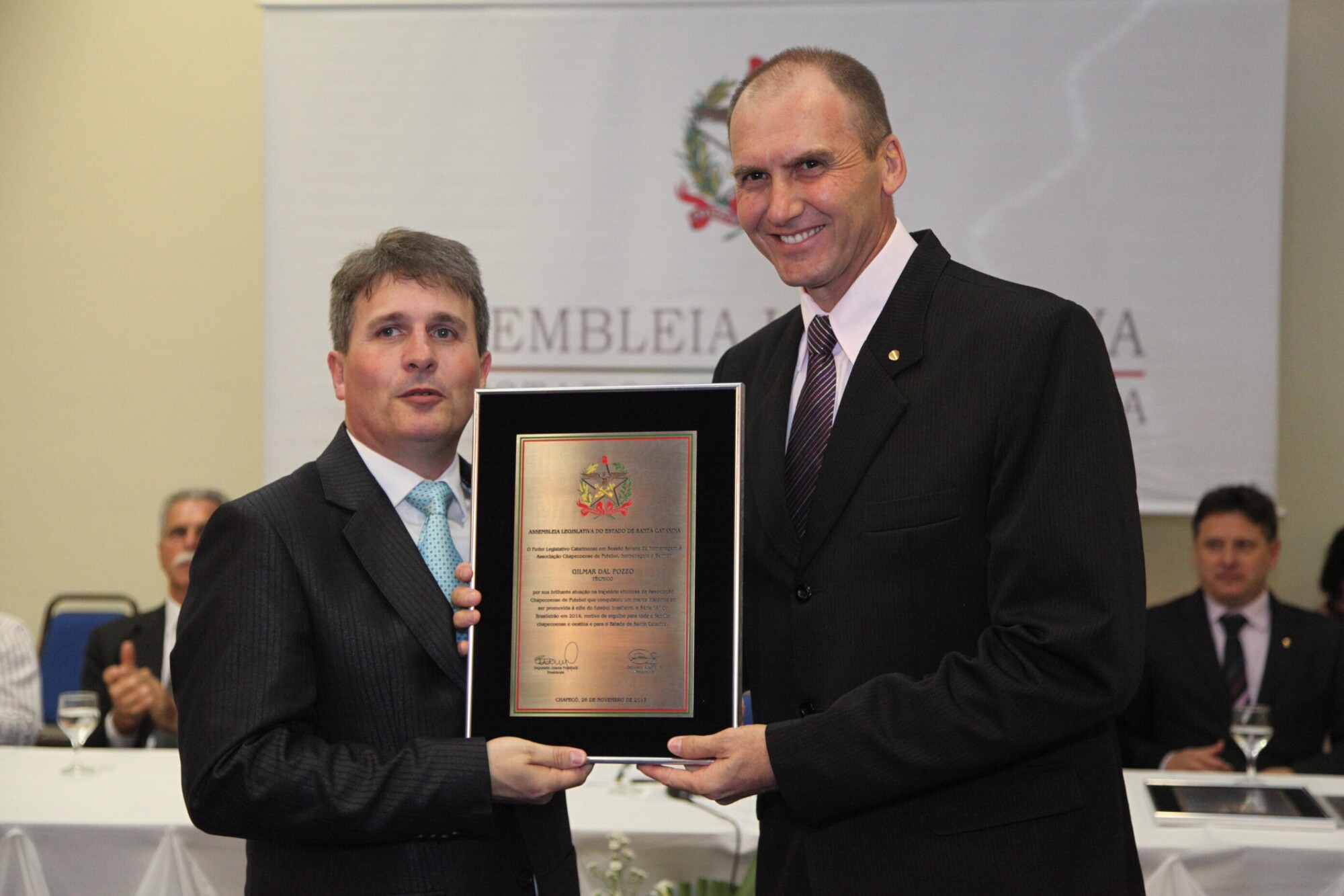 Deputado Altair Silva (PP) entrega placa comemorativa para o técnico da equipe, Gilmar Dall Pozzo. Foto: Solon Soares/Agência AL