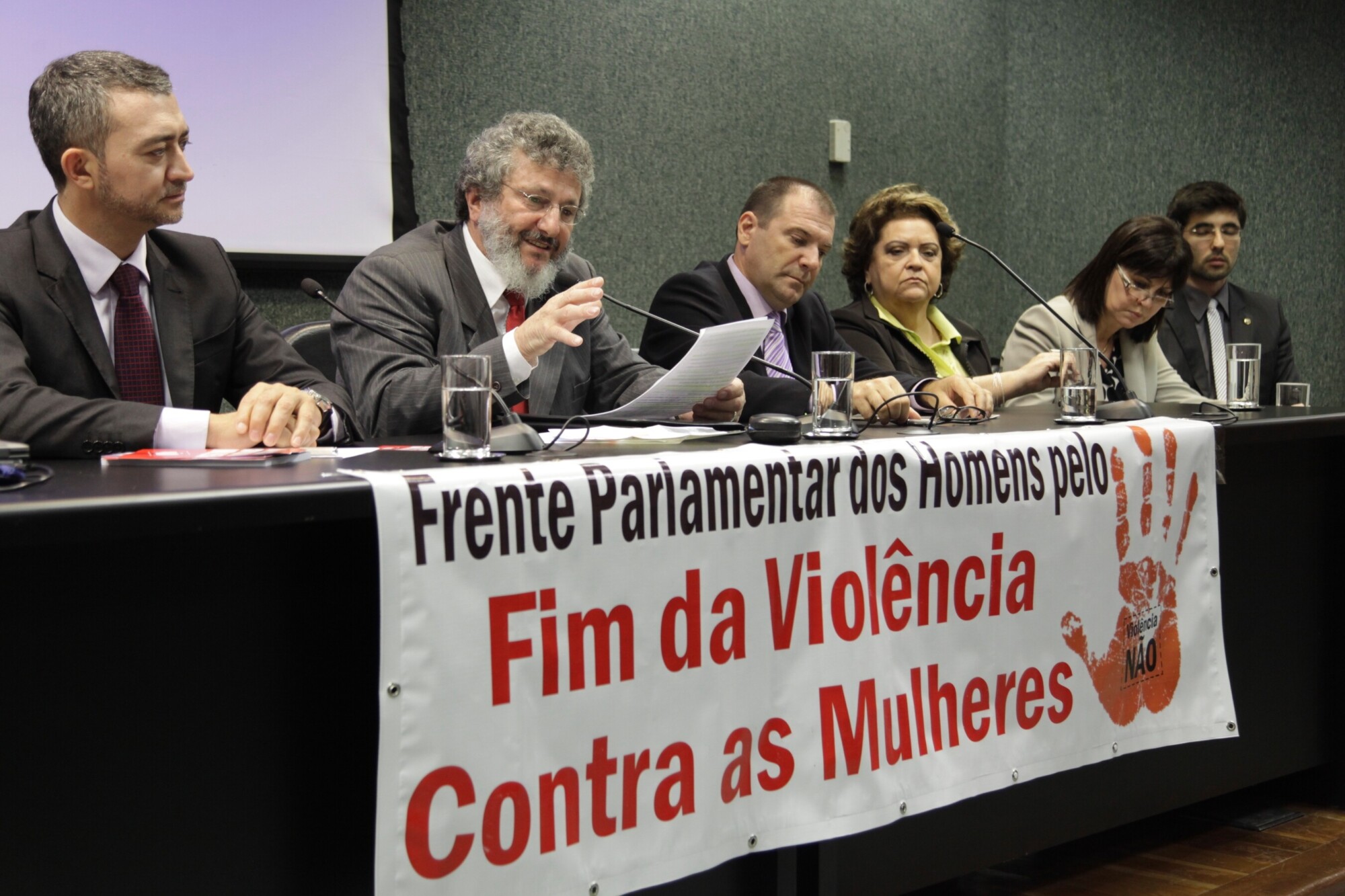 Legislativo cria frente parlamentar dos homens pelo fim da violência contra as mulheres