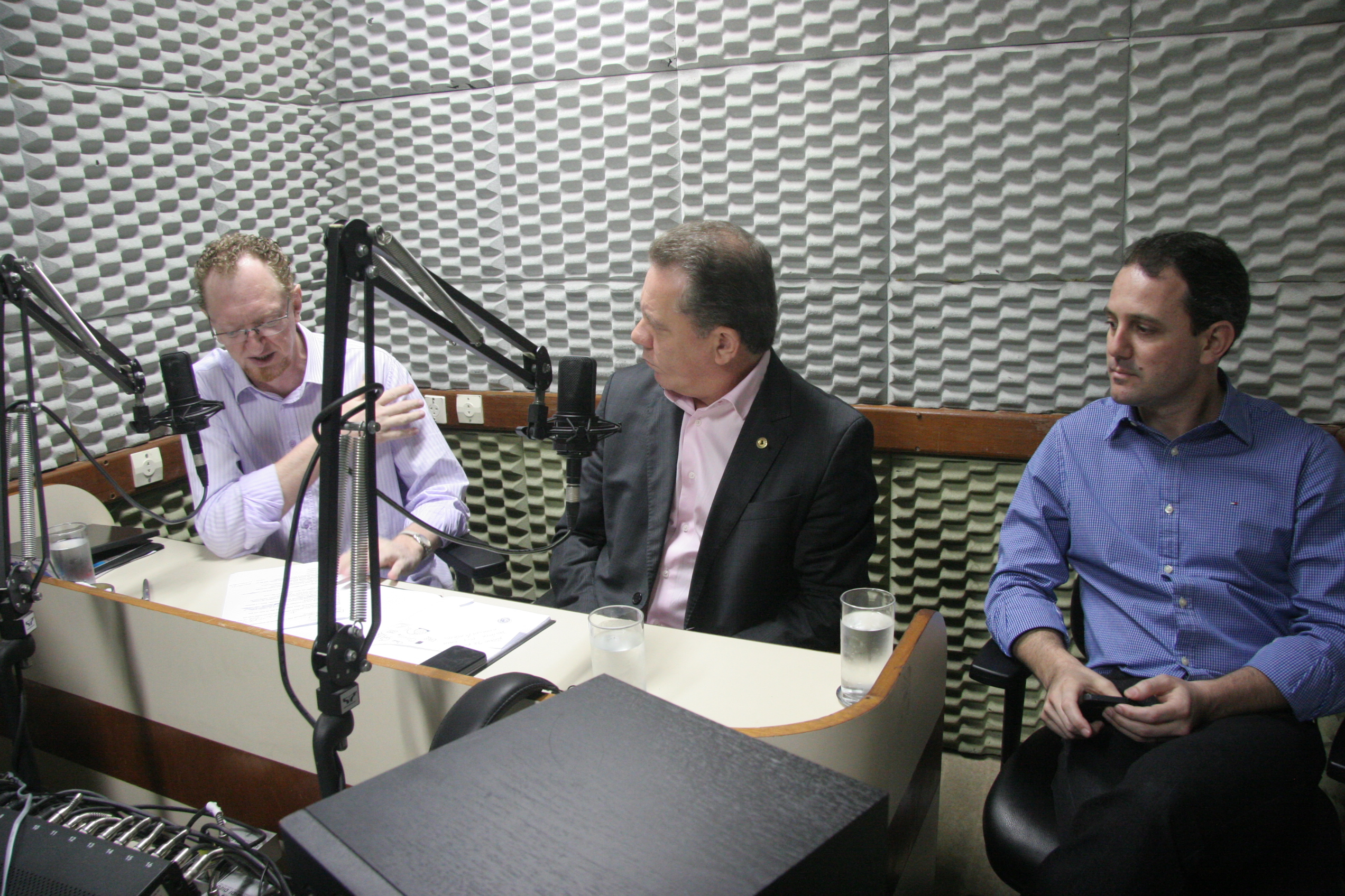Presidente da Assembleia Legislativa, Joares Ponticelli, concede entrevista à radio 92 fm de Timbó. Foto: Eduardo Guedes de Oliveira / Agência AL
