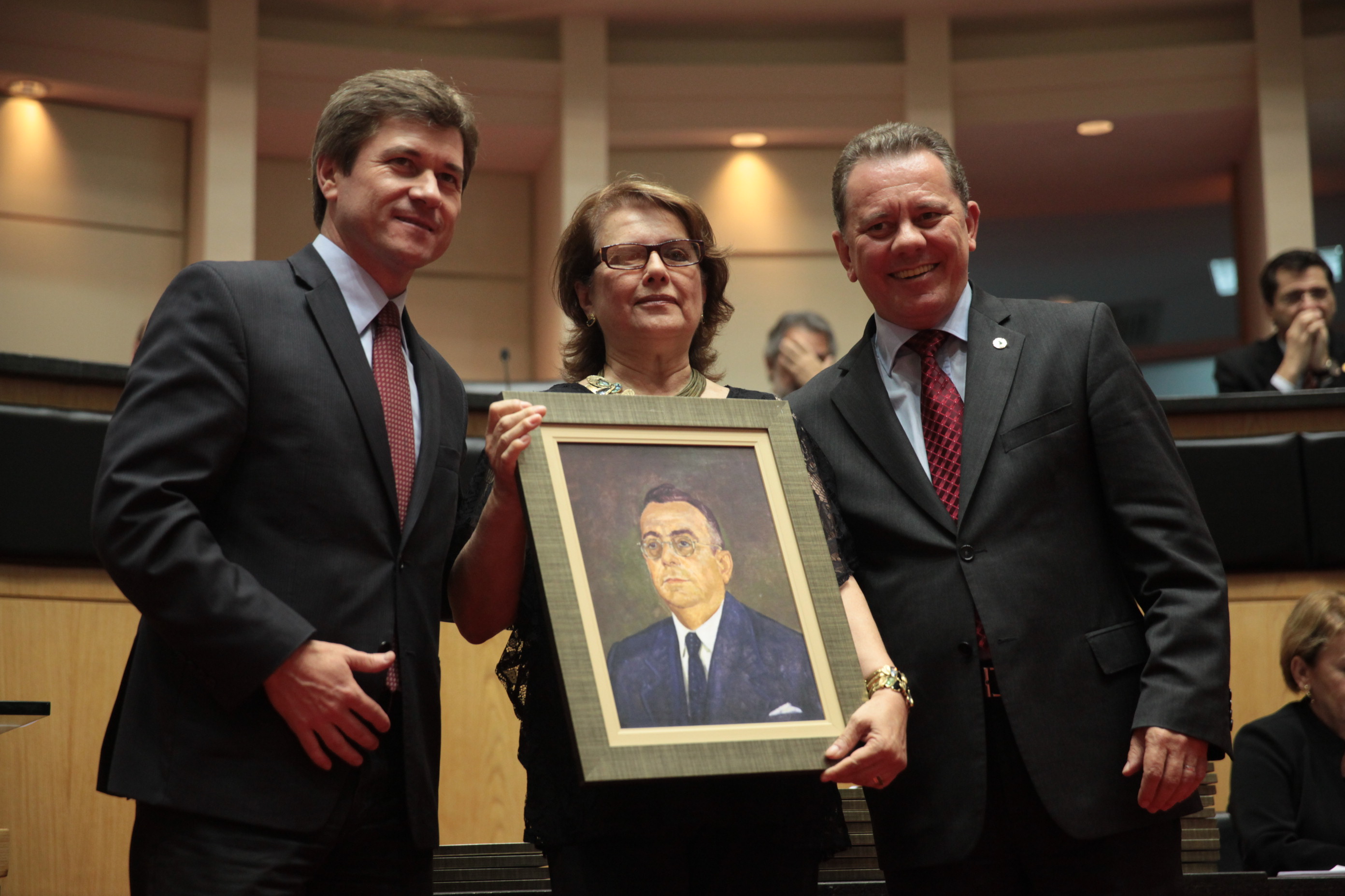 Sara Regina Poyares dos Reis recebe homenagem pelo tio, deputado OSWALDO RODRIGUES CABRAL – Presidente na 2ª Legislatura – 1954 in memoriam