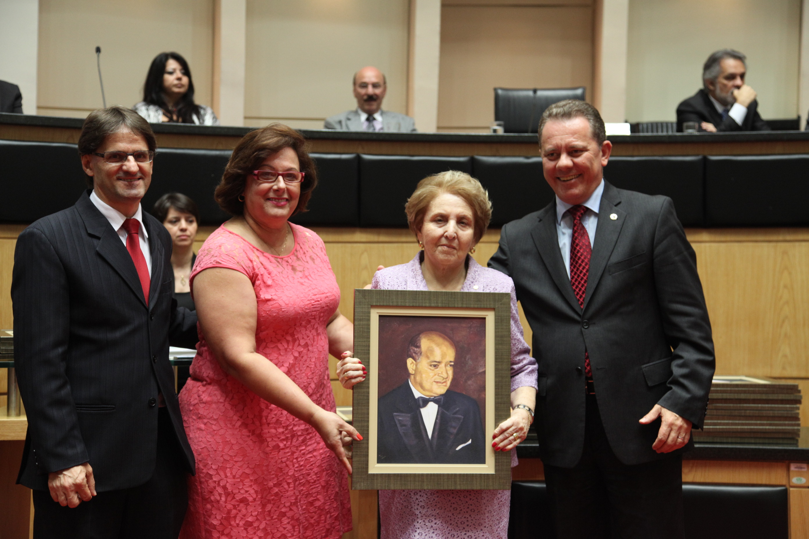 Ismênia Neves Pires recebe homenagem em nome de seu esposo, deputado JOÃO ESTIVALET PIRES – Presidente na 4ª Legislatura – 1961/1962 in memoriam