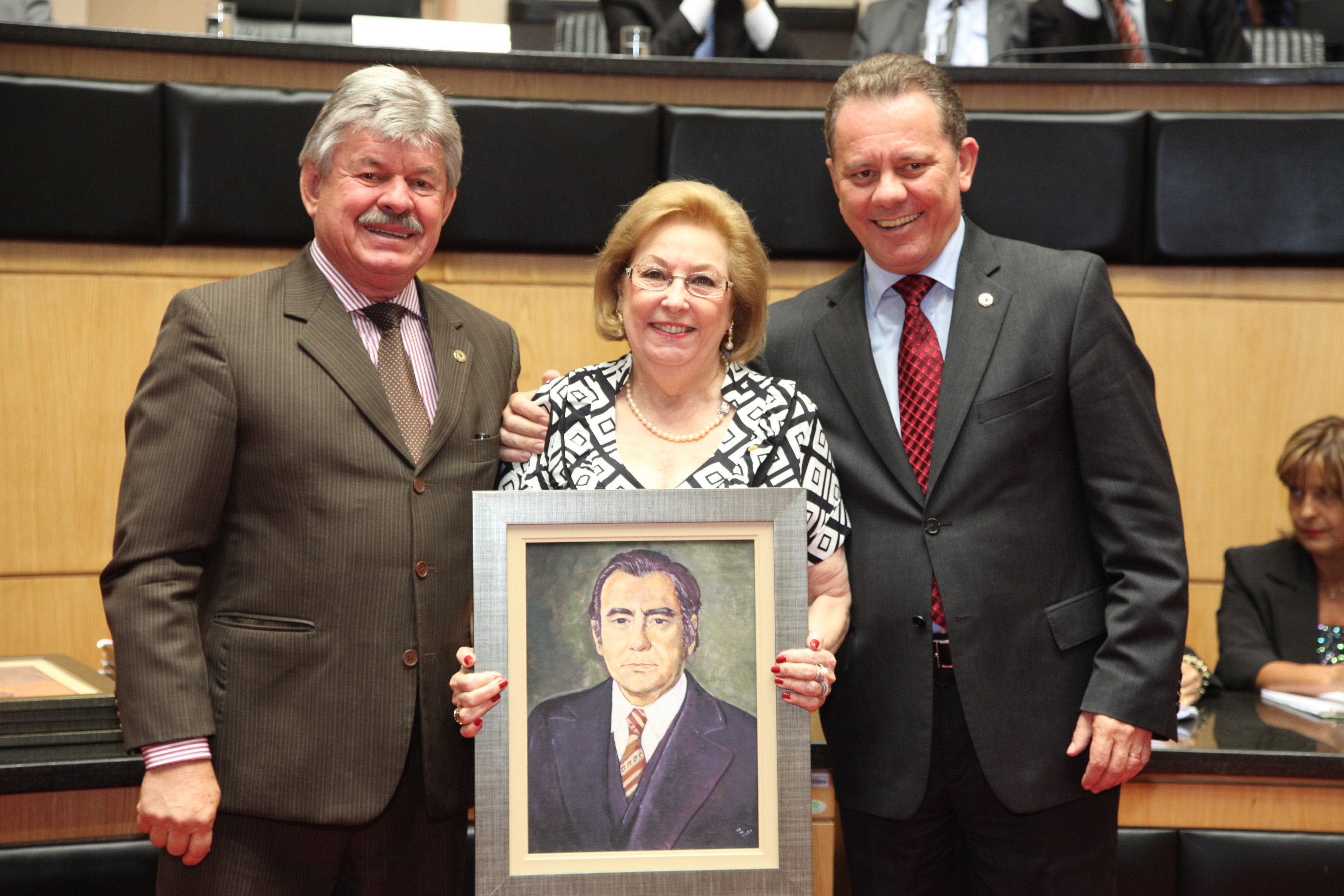 Maria Tereza Colin Halfin recebe em nome de seu pai deputado PEDRO PAULO HINGS COLIN – Presidente na 6ª Legislatura – 1970 in memoriam