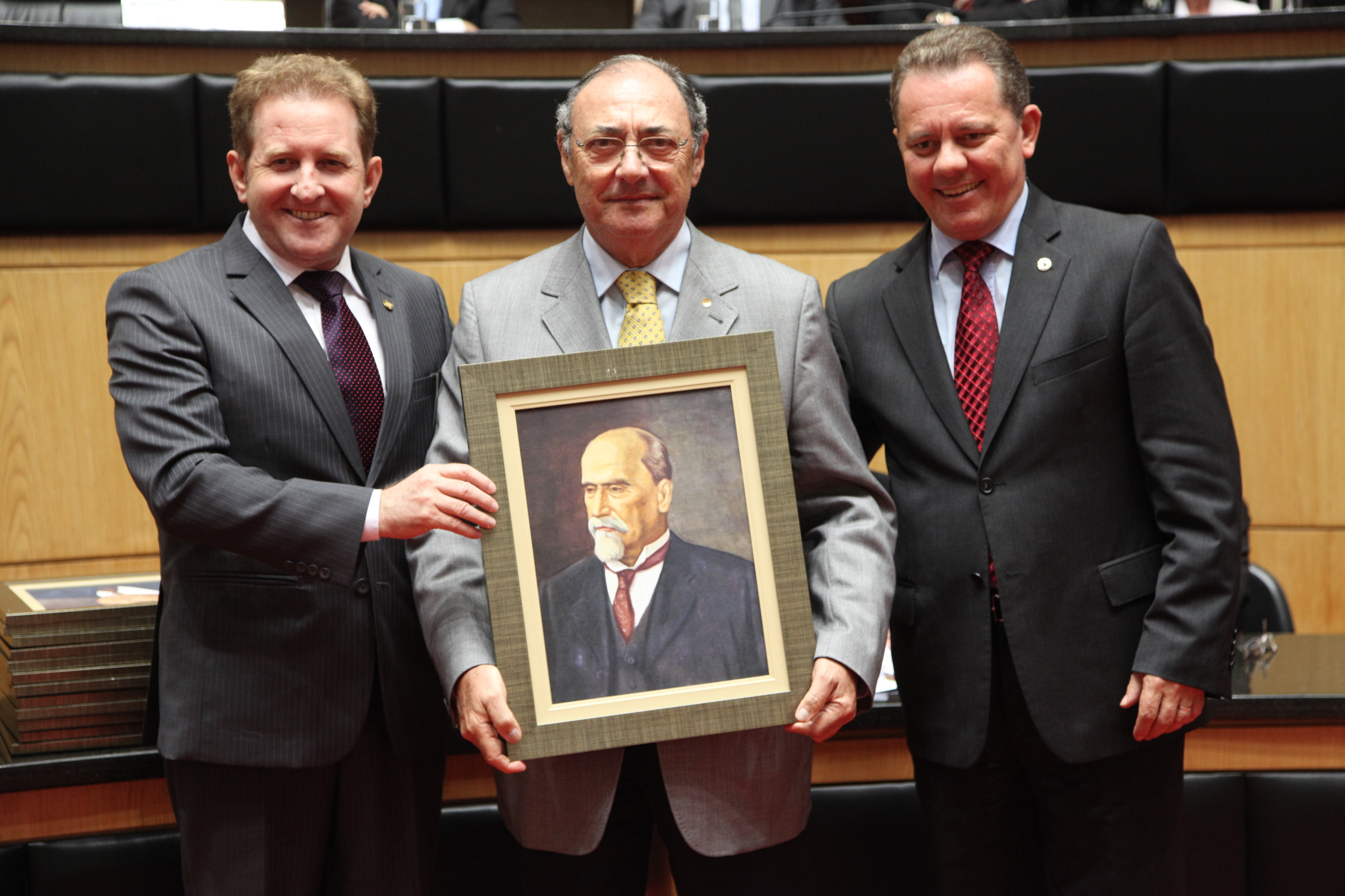 Fernando Lermkuhl Carneiro (bisneto) recebe pelo deputado ANTÔNIO PINTO DA COSTA CARNEIRO – Presidente na 4ª Legislatura – 1898/1899/1900 in memoriam