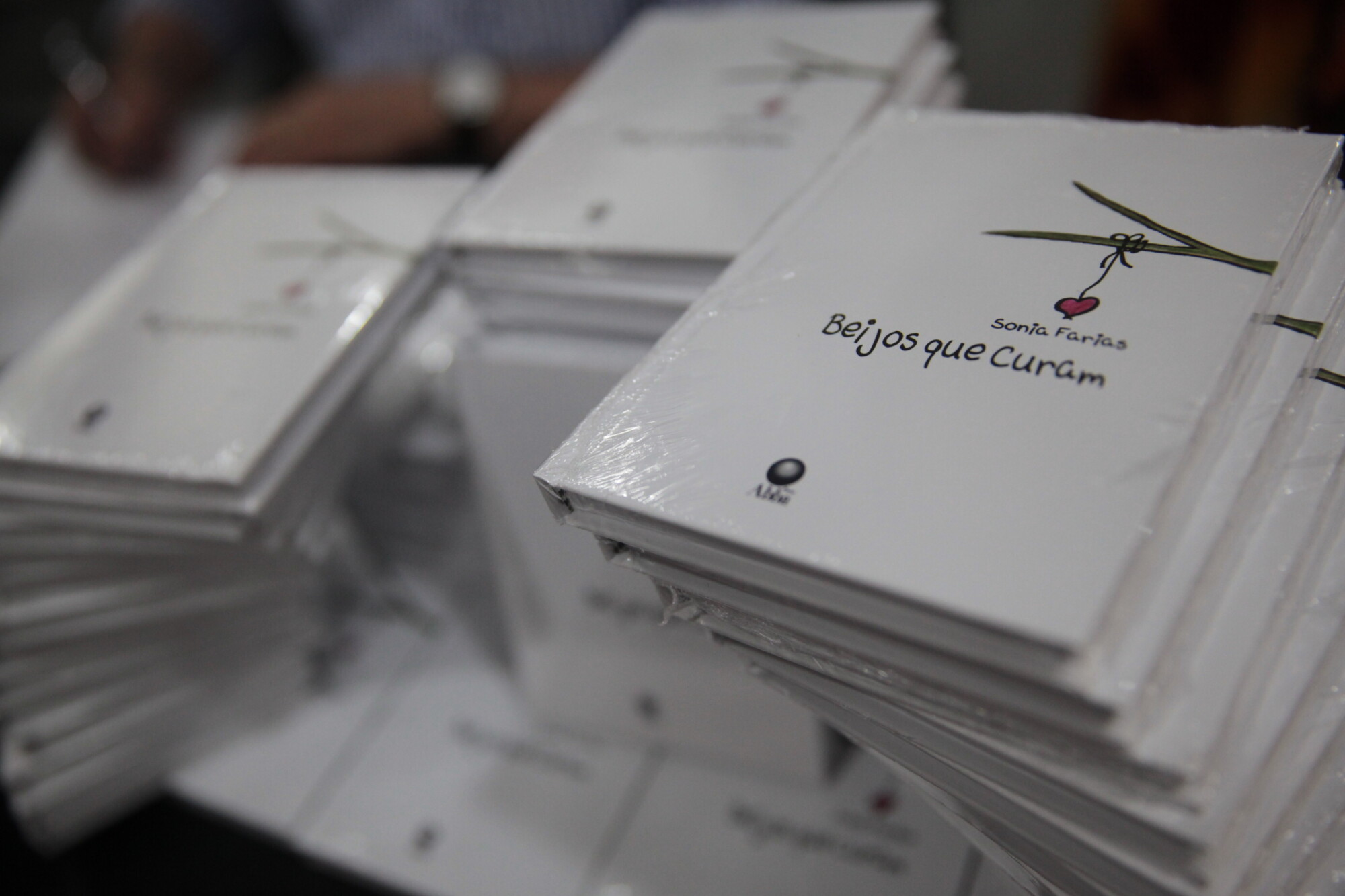 Livro que oferece mensagens de autoajuda é lançado no Parlamento