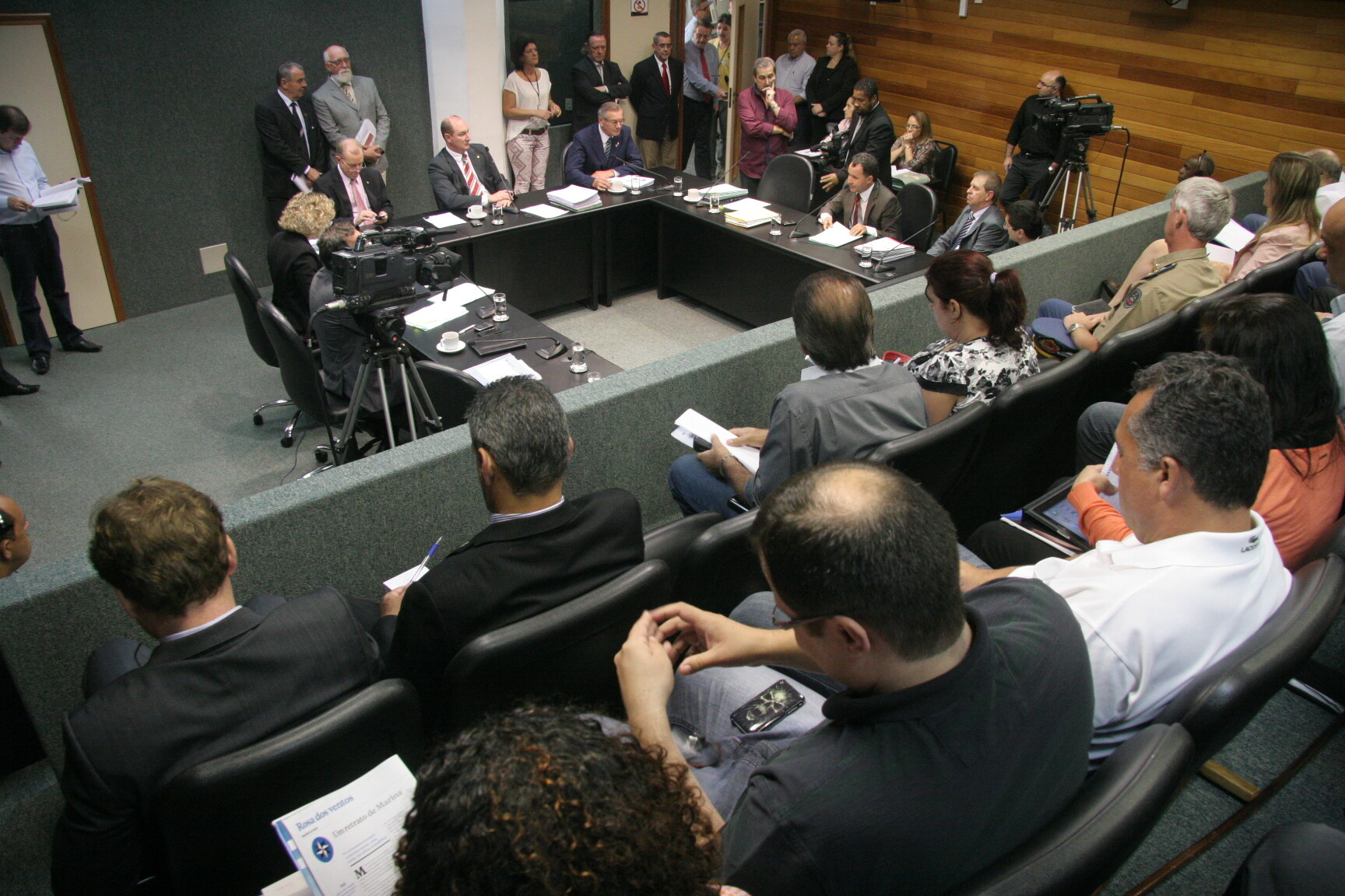 PEC que altera teto remuneratório dos servidores estaduais é aprovada na CCJ