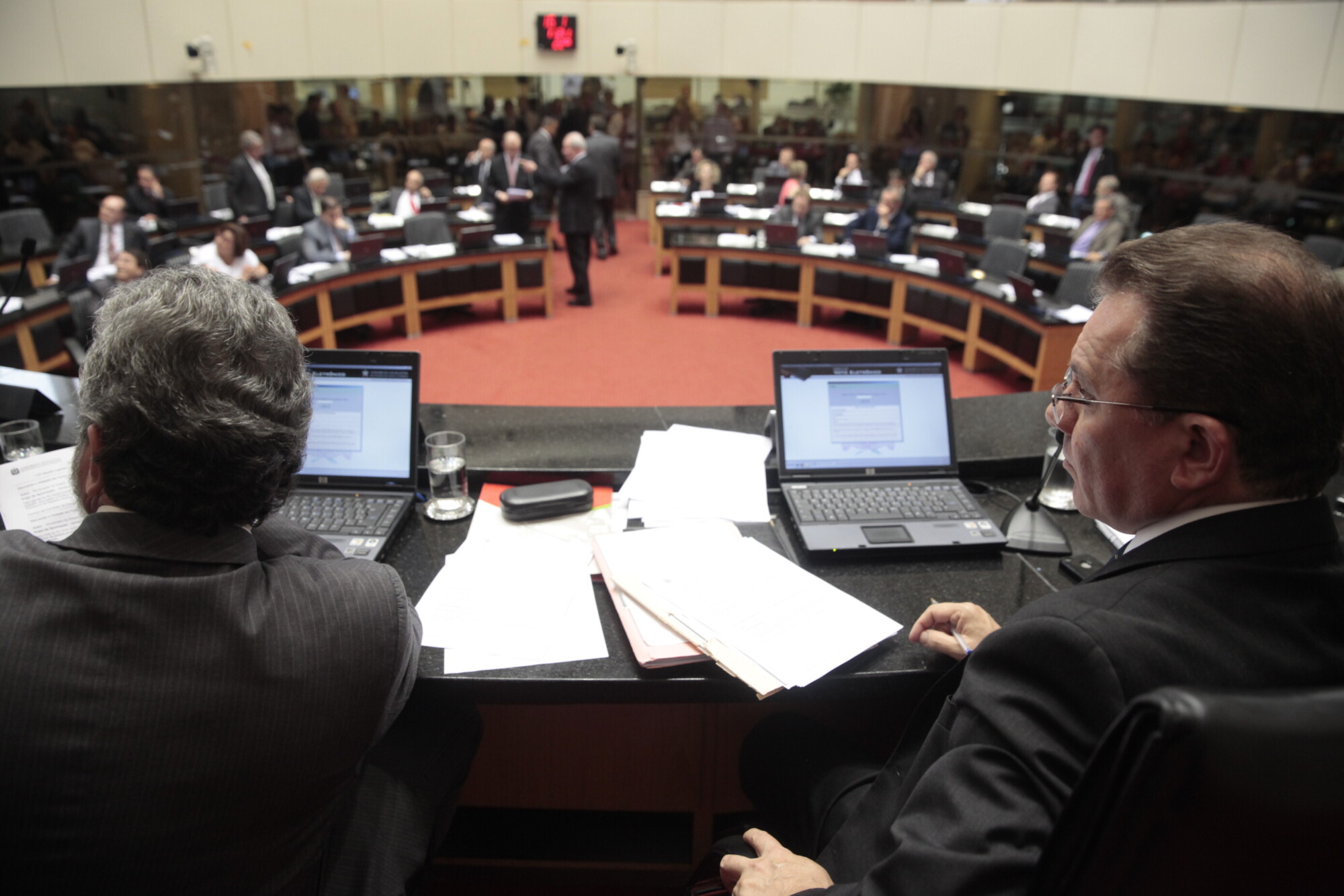 Parlamento aprova novo teto de remuneração do serviço público