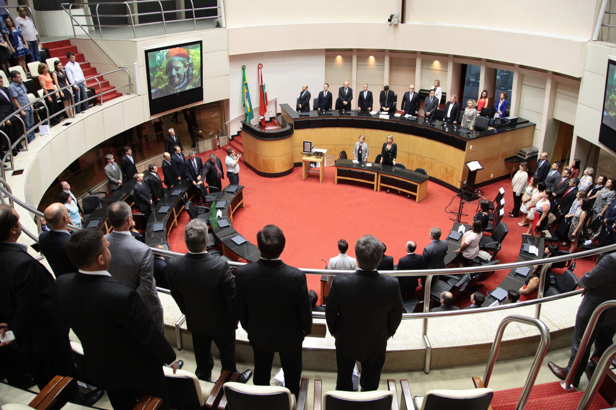 Caixa Econômica Federal recebe homenagem do Parlamento