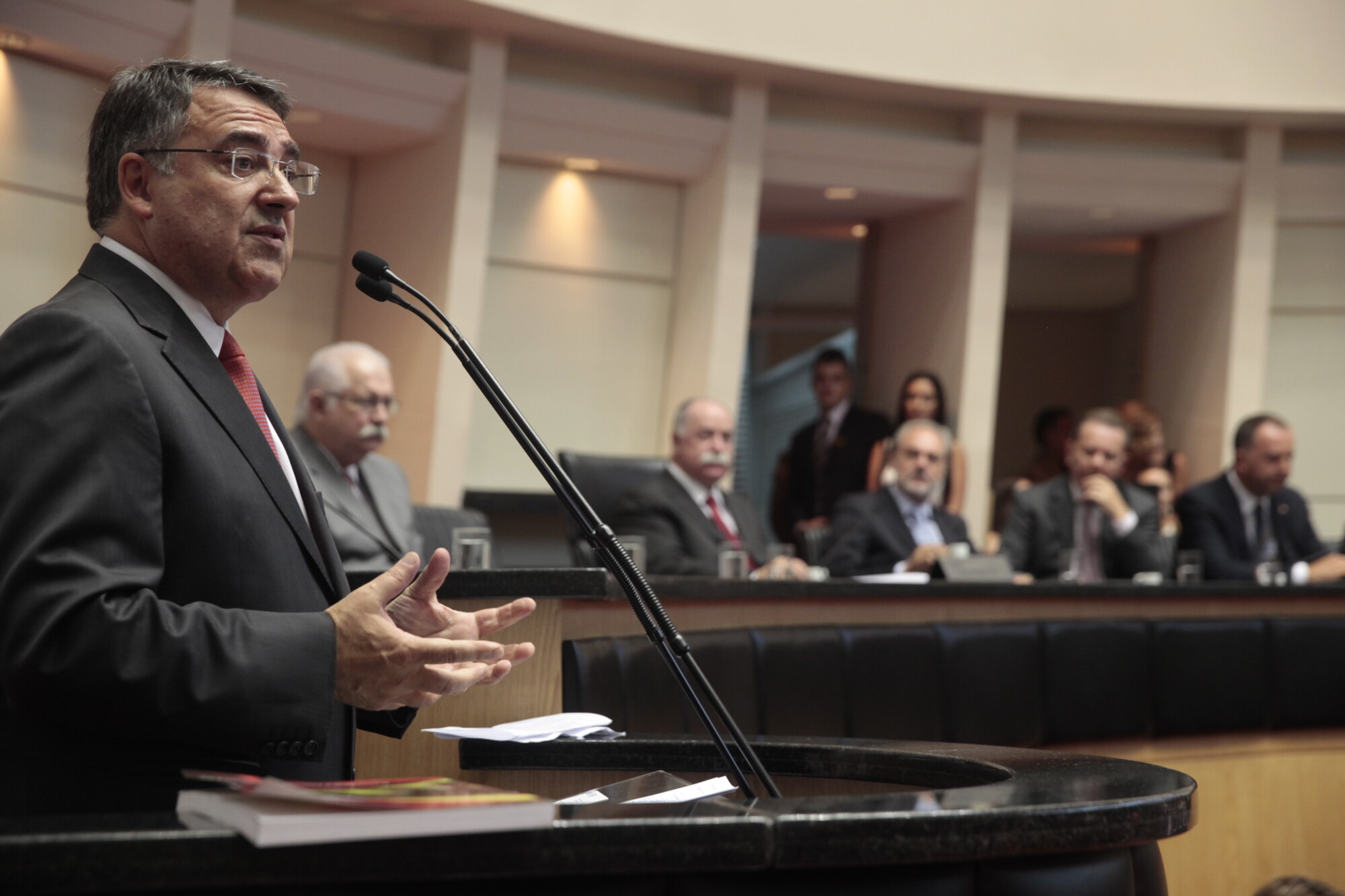 Colombo lê mensagem anual no Legislativo e diz que não há crise
