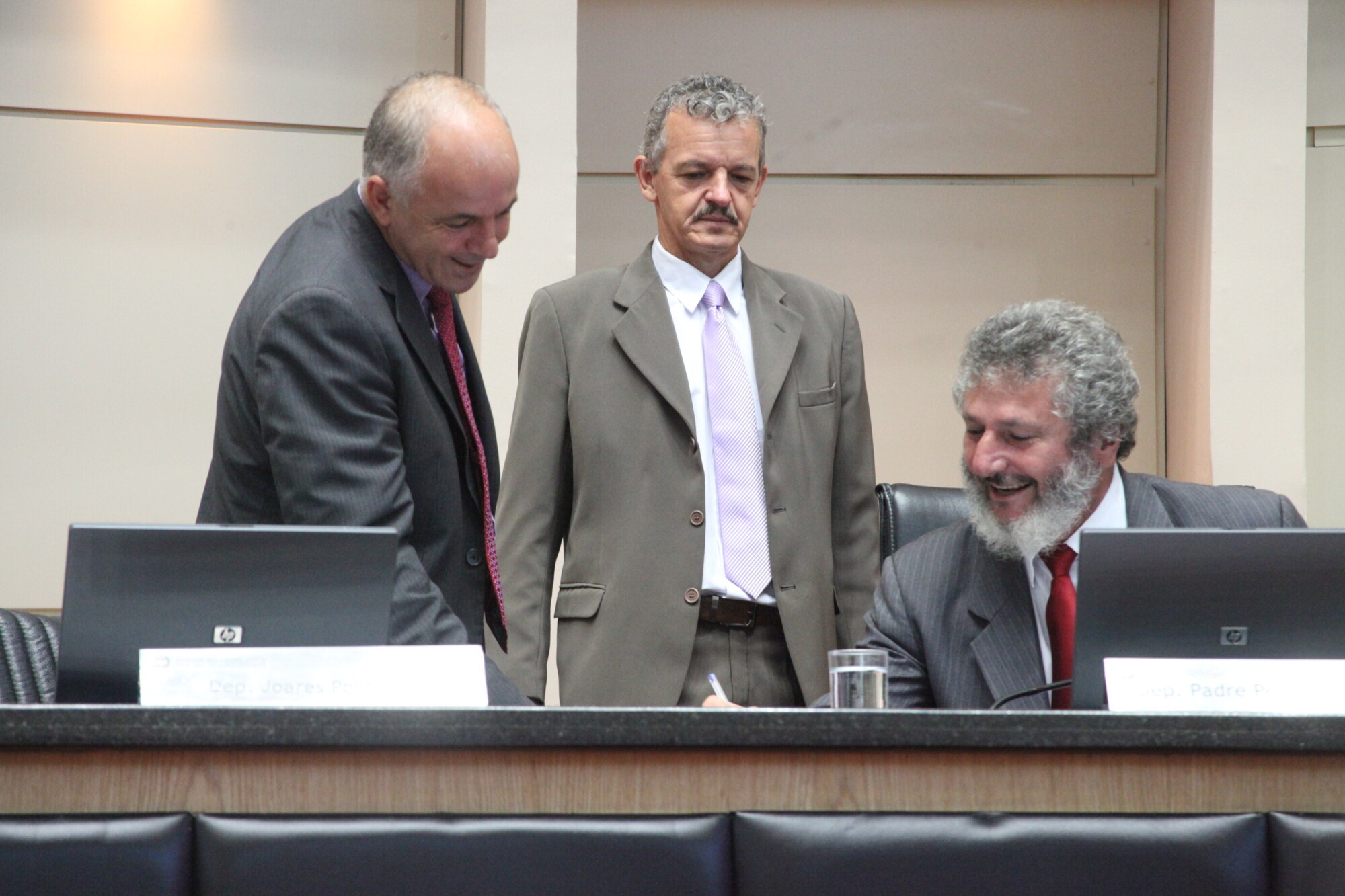 Fila na saúde e falta de água e energia: assuntos da sessão da quinta-feira