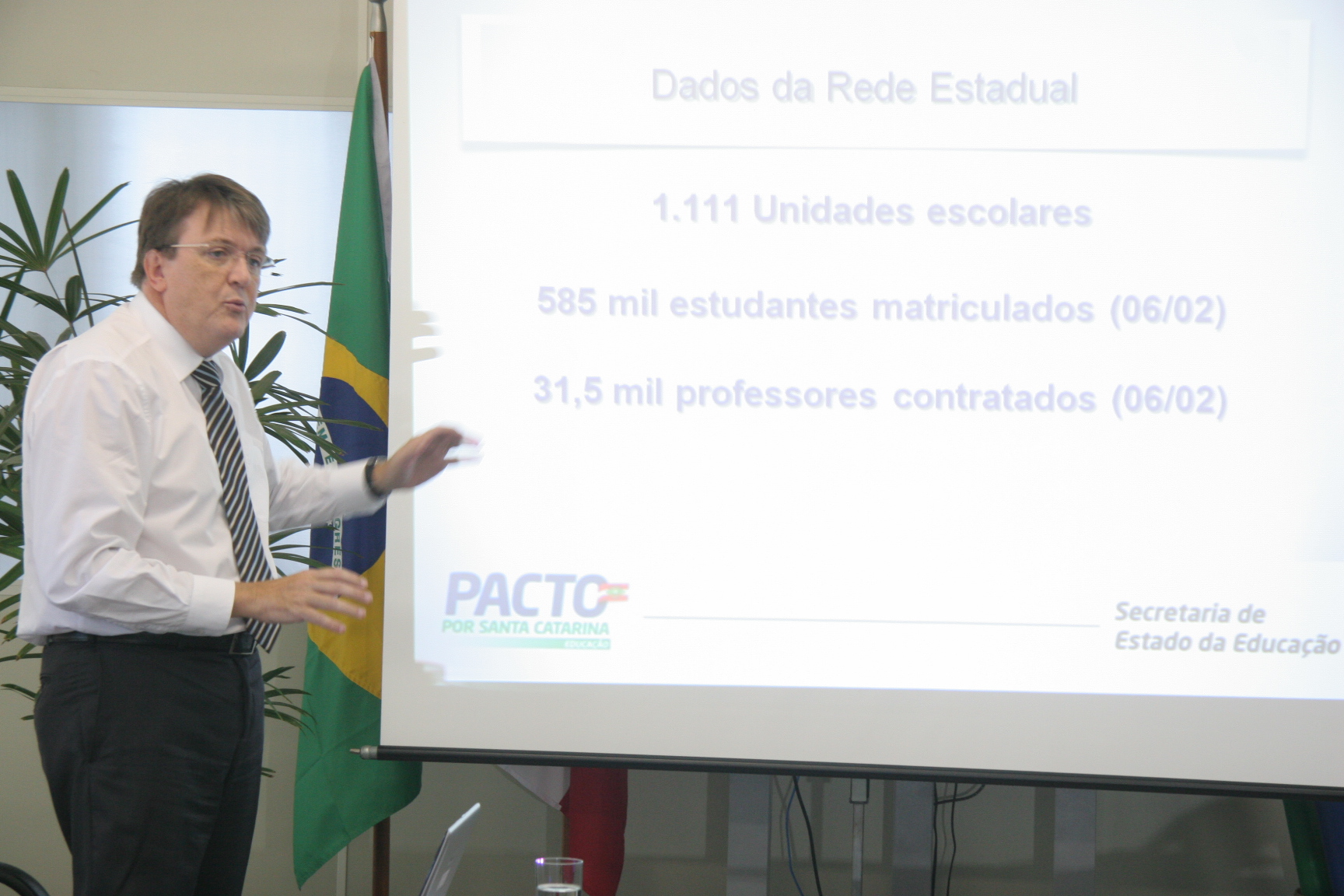 Coletiva do Secretário de Educação Eduardo Deschanps sobre o calendário escolar de Santa Catarina para 2014.