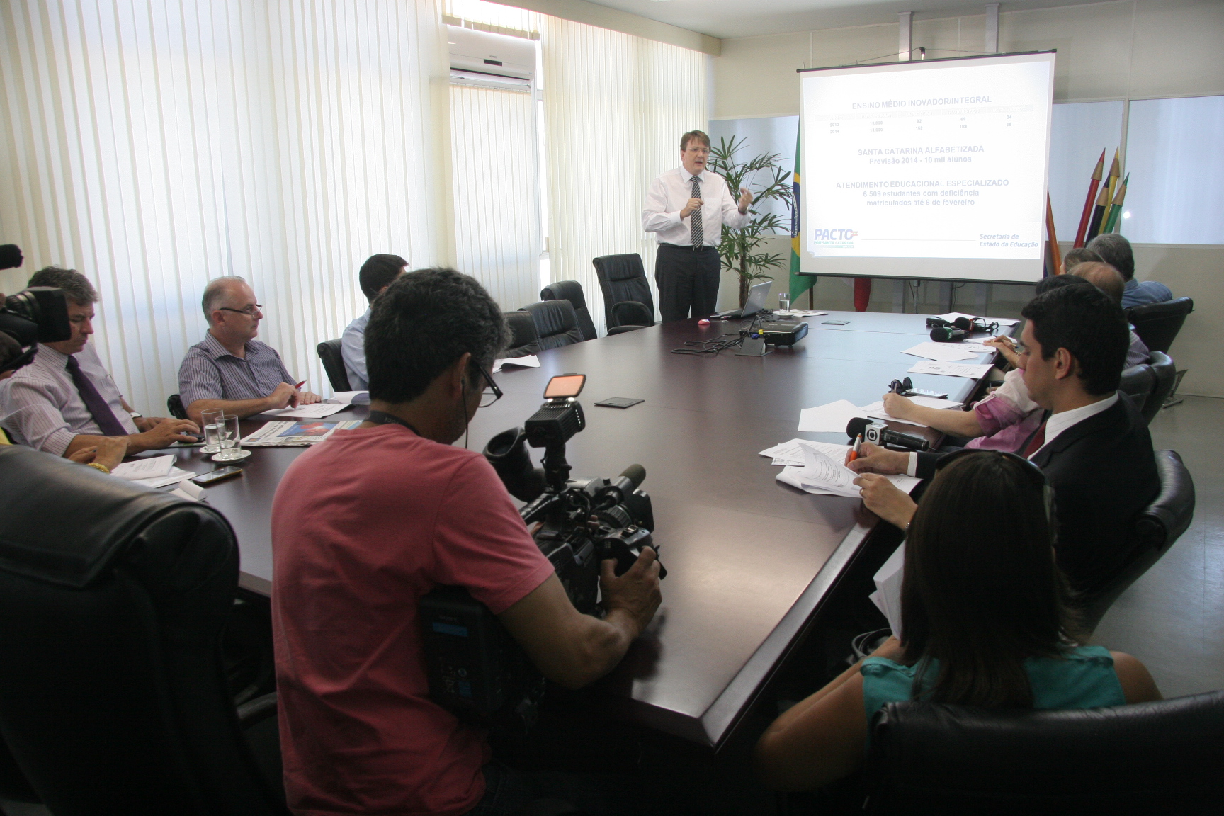Coletiva do Secretário de Educação Eduardo Deschanps sobre o calendário escolar de Santa Catarina para 2014.