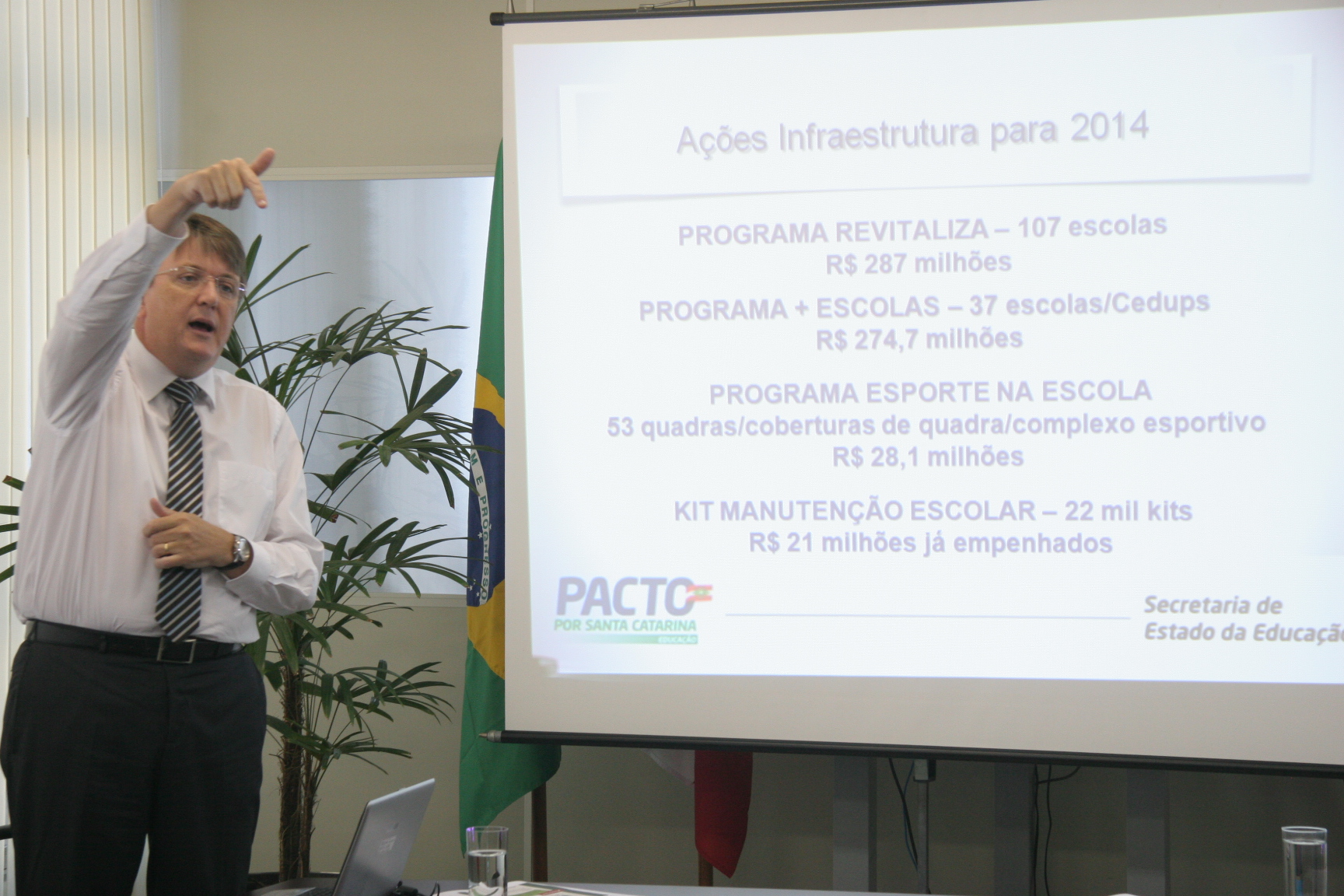 Coletiva do Secretário de Educação Eduardo Deschanps sobre o calendário escolar de Santa Catarina para 2014.