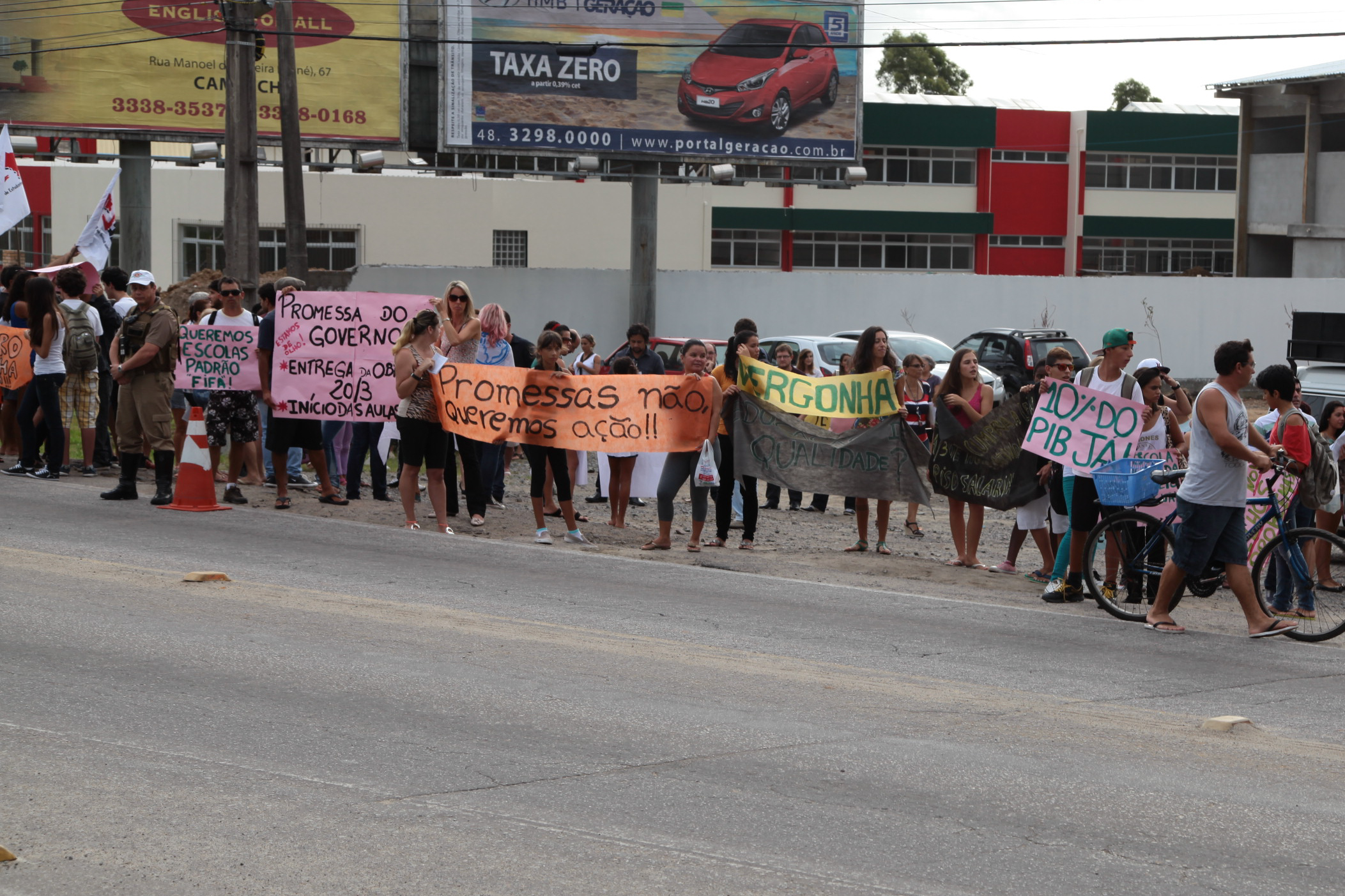 Manifestação pela Escola Jovem do Sul da Ilha - Foto: Juliana Stadnik / Agência AL