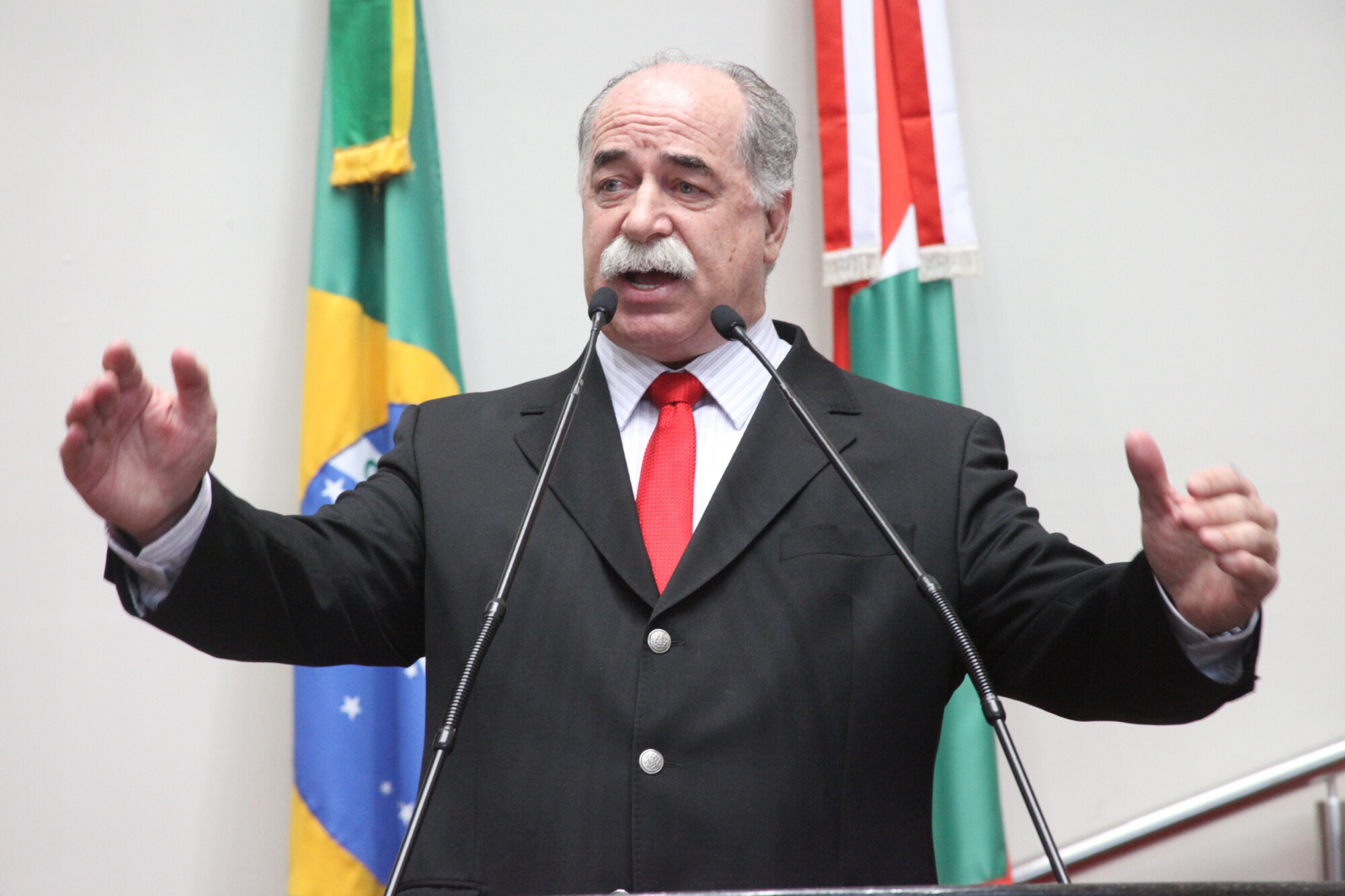 “Meus 35 anos de vida pública falam por mim”, diz Titon na tribuna