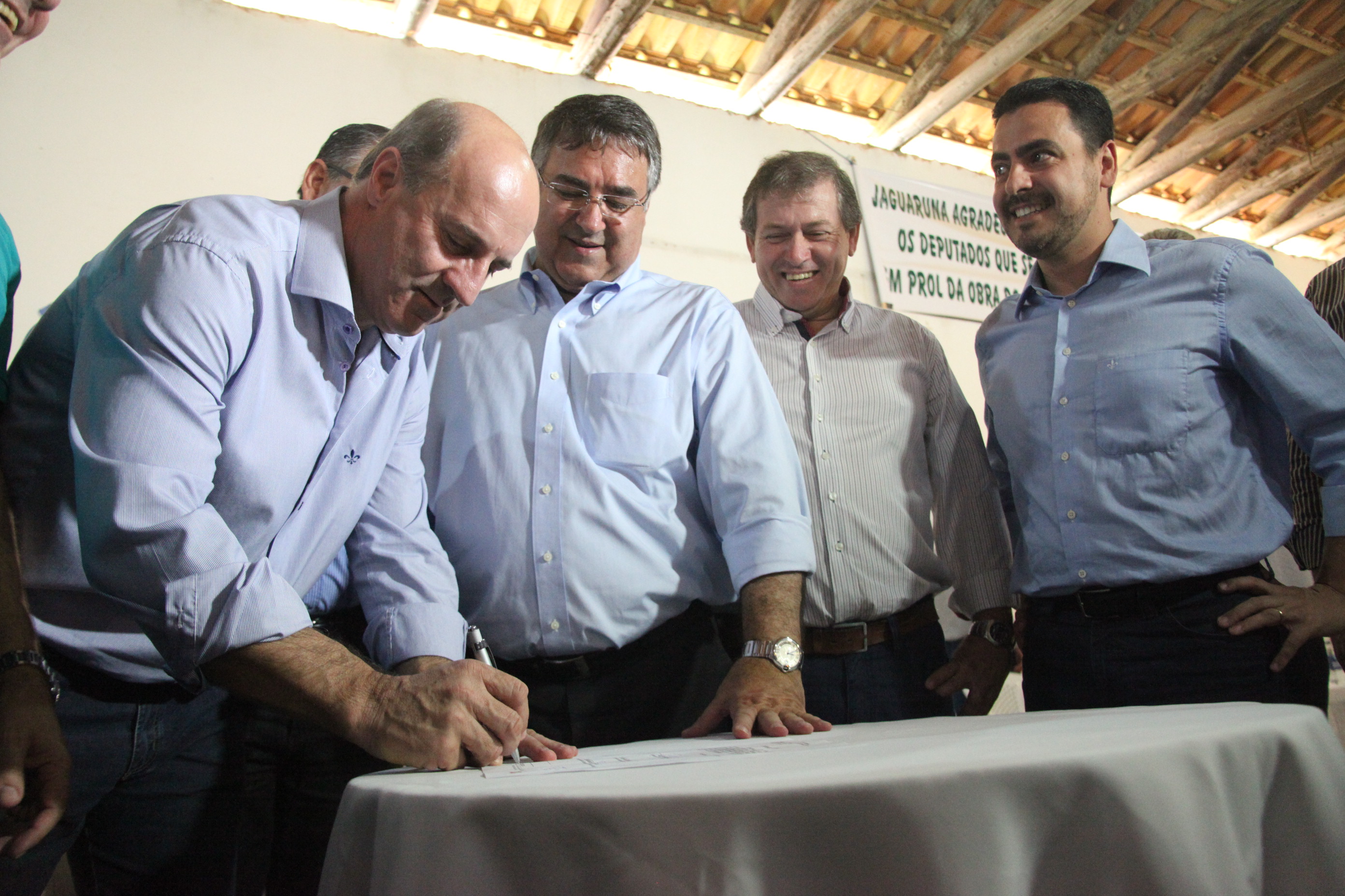 Assinatura da ordem de serviço para asfaltamento do trecho que liga à BR 101 o distrito Balneário Campo Bom em Jaguaruna SC. Foto: Fábio Queiroz / Agência AL