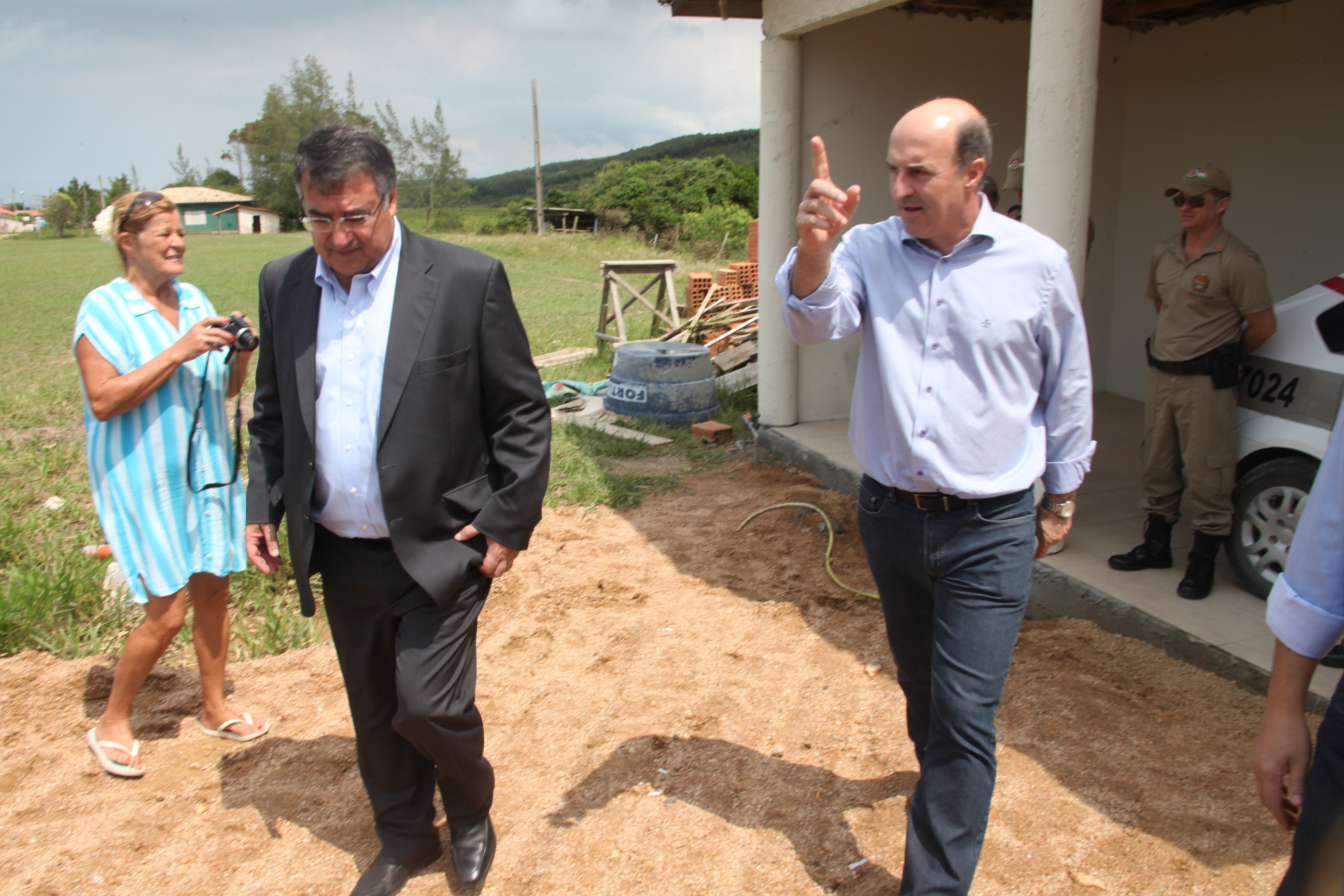 Assinatura da ordem de serviço para asfaltamento do trecho que liga à BR 101 o distrito Balneário Campo Bom em Jaguaruna SC. Foto: Fábio Queiroz / Agência AL