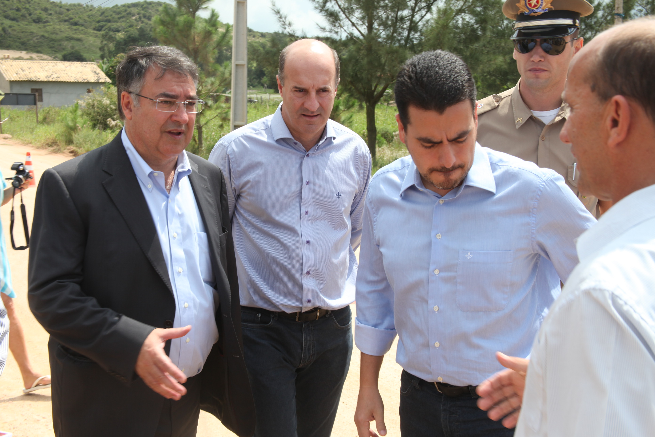 Assinatura da ordem de serviço para asfaltamento do trecho que liga à BR 101 o distrito Balneário Campo Bom em Jaguaruna SC. Foto: Fábio Queiroz / Agência AL