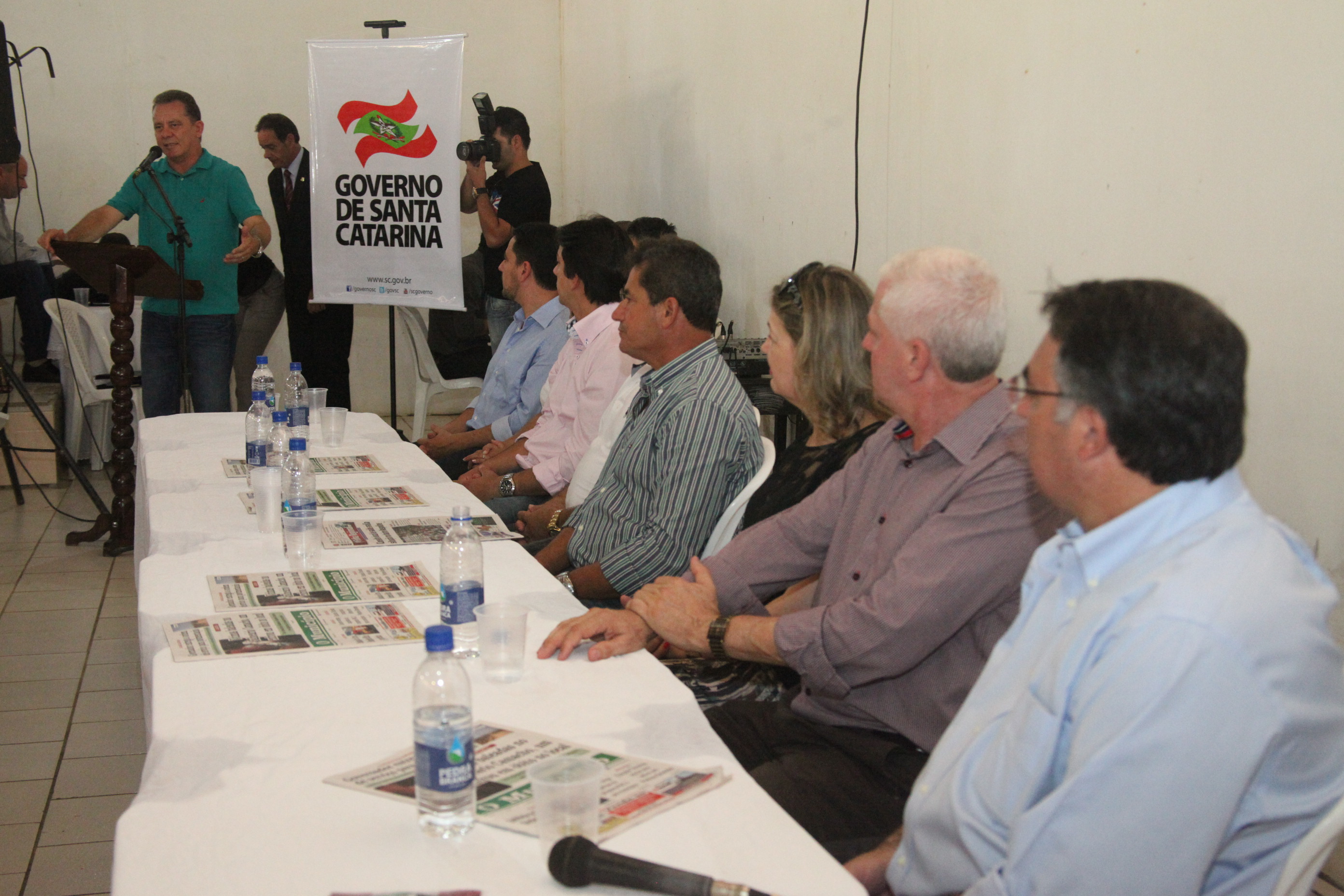 Assinatura da ordem de serviço para asfaltamento do trecho que liga à BR 101 o distrito Balneário Campo Bom em Jaguaruna SC. Foto: Fábio Queiroz / Agência AL