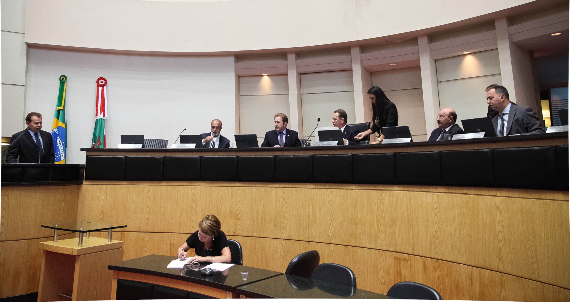 Deputados repercutem denúncia de doutrinamento ideológico nas escolas públicas