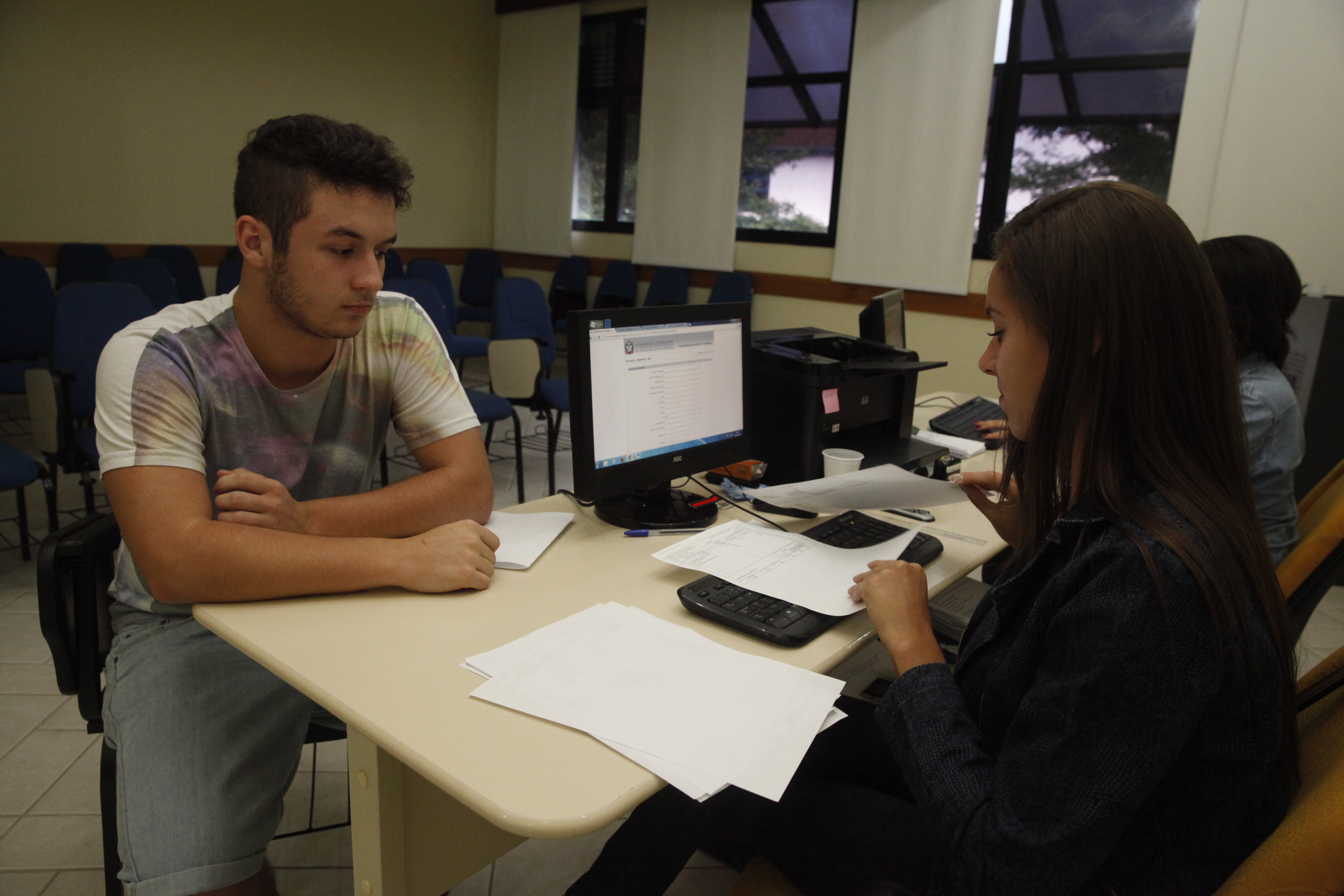 O estudante de administração Emerson Lima realiza sua inscrição no PAB   Foto Carlos Kilian/Agencia AL