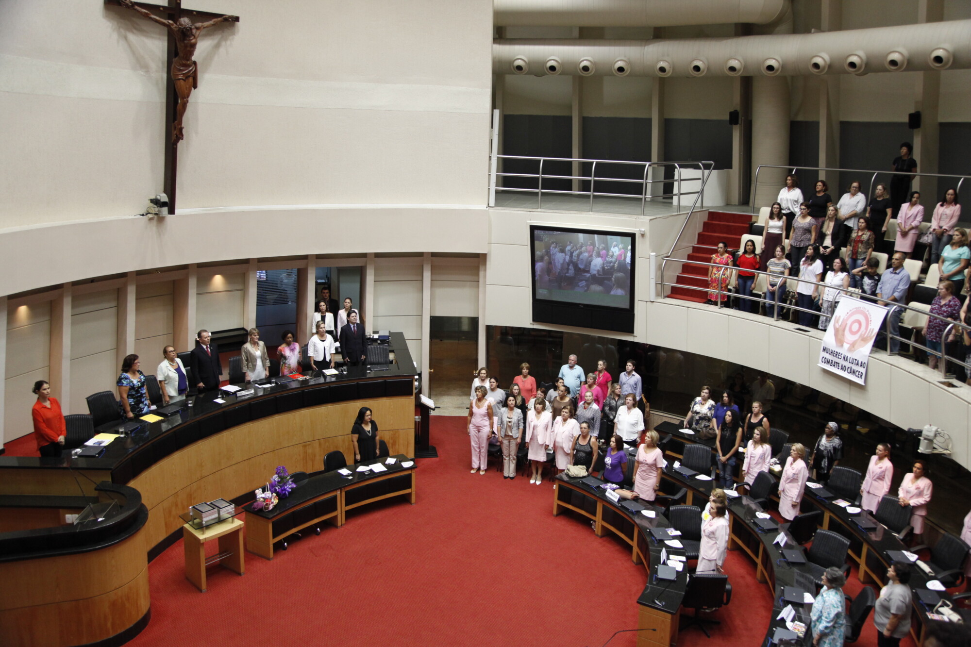 Parlamento homenageia entidades que atuam pelos direitos das mulheres