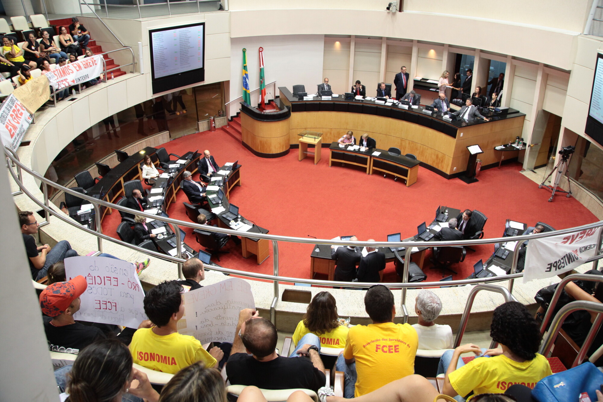 Parlamento deve apreciar nesta semana veto a projeto sobre taxas dos cartórios