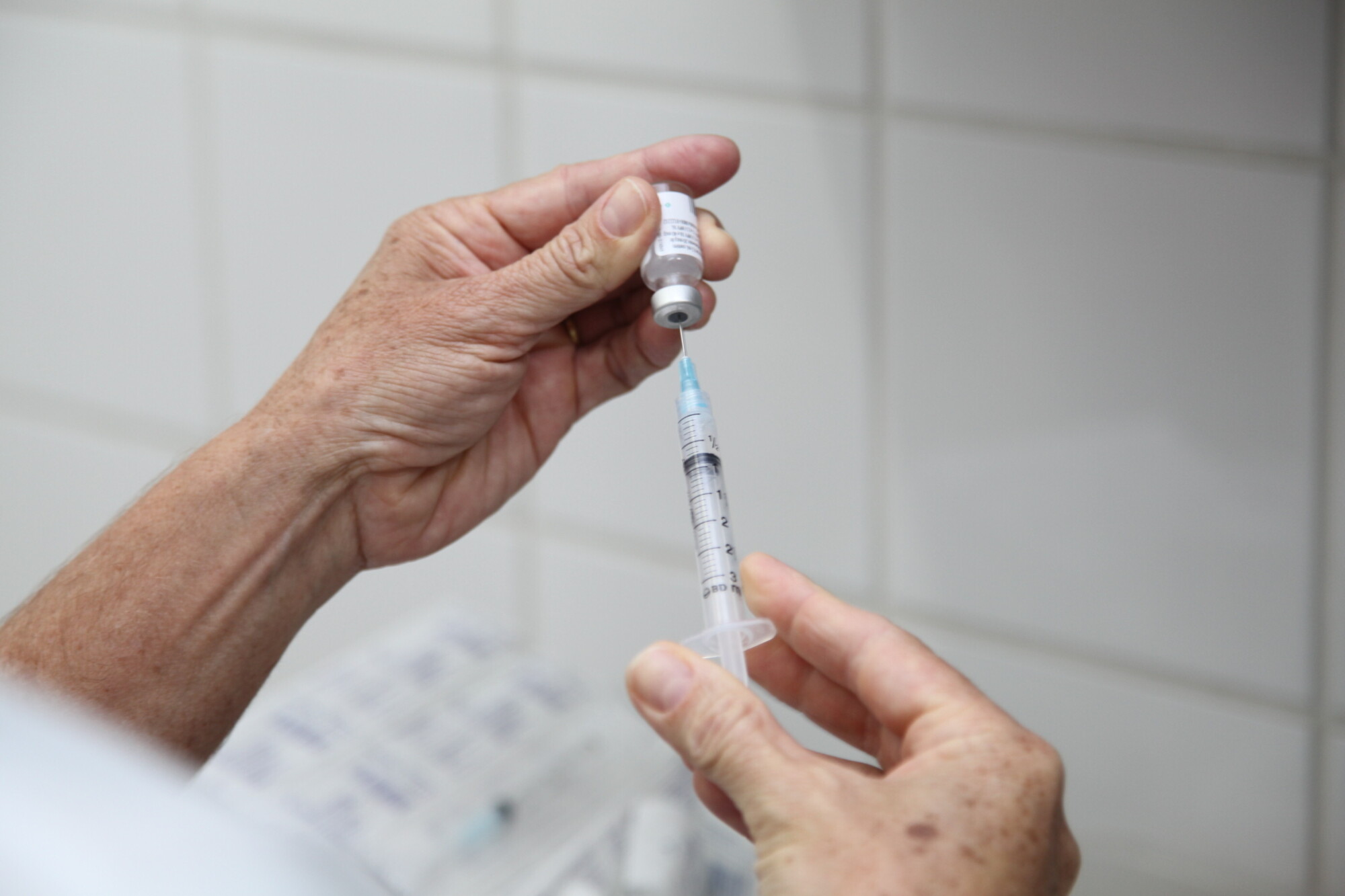 Começa a vacinação em escolas públicas e privadas contra o HPV