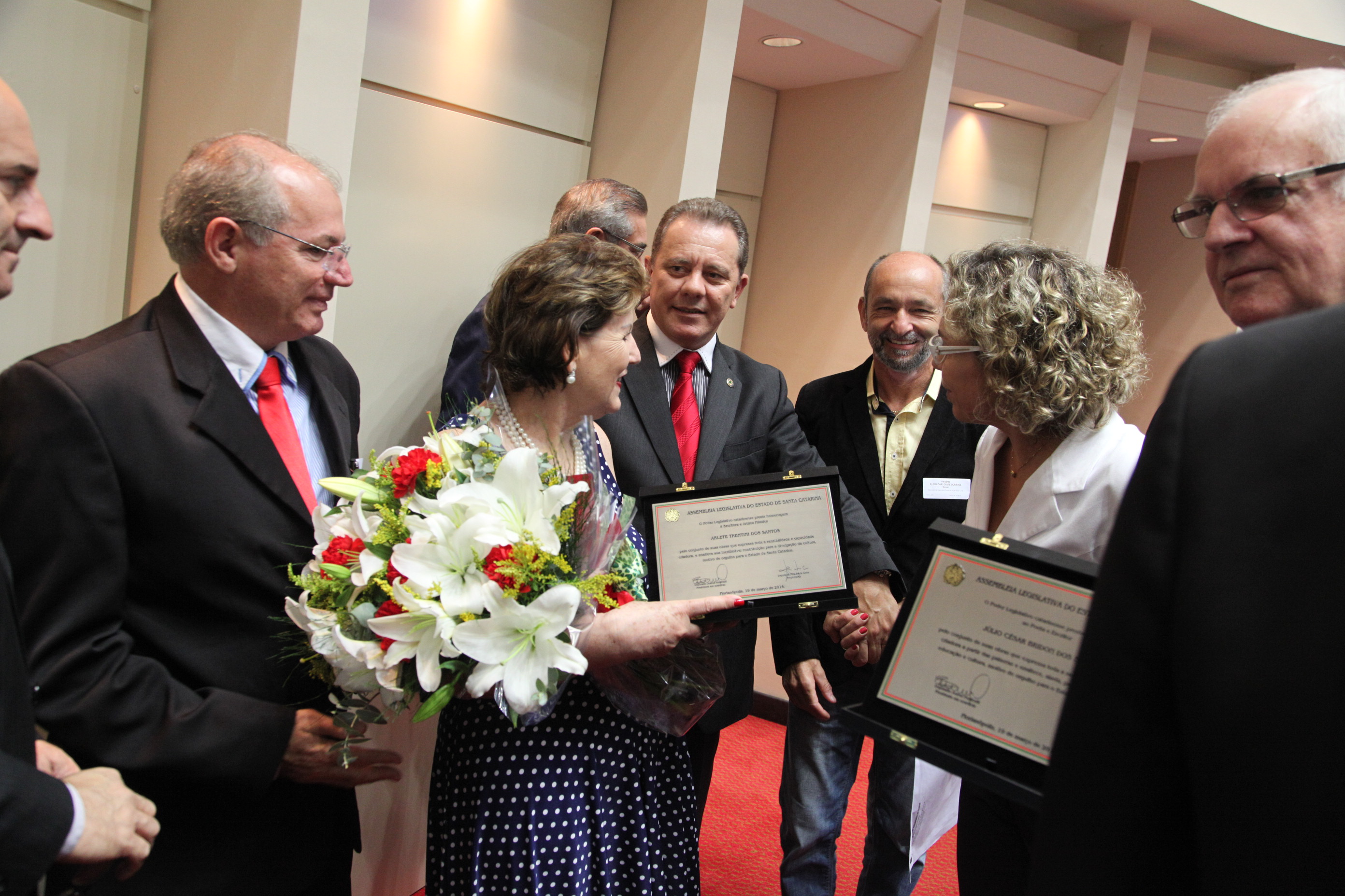 Sessão em homenagem aos escritores de Gaspar, Julio Cesar e Arlete Trentini. Foto: Solon Soares