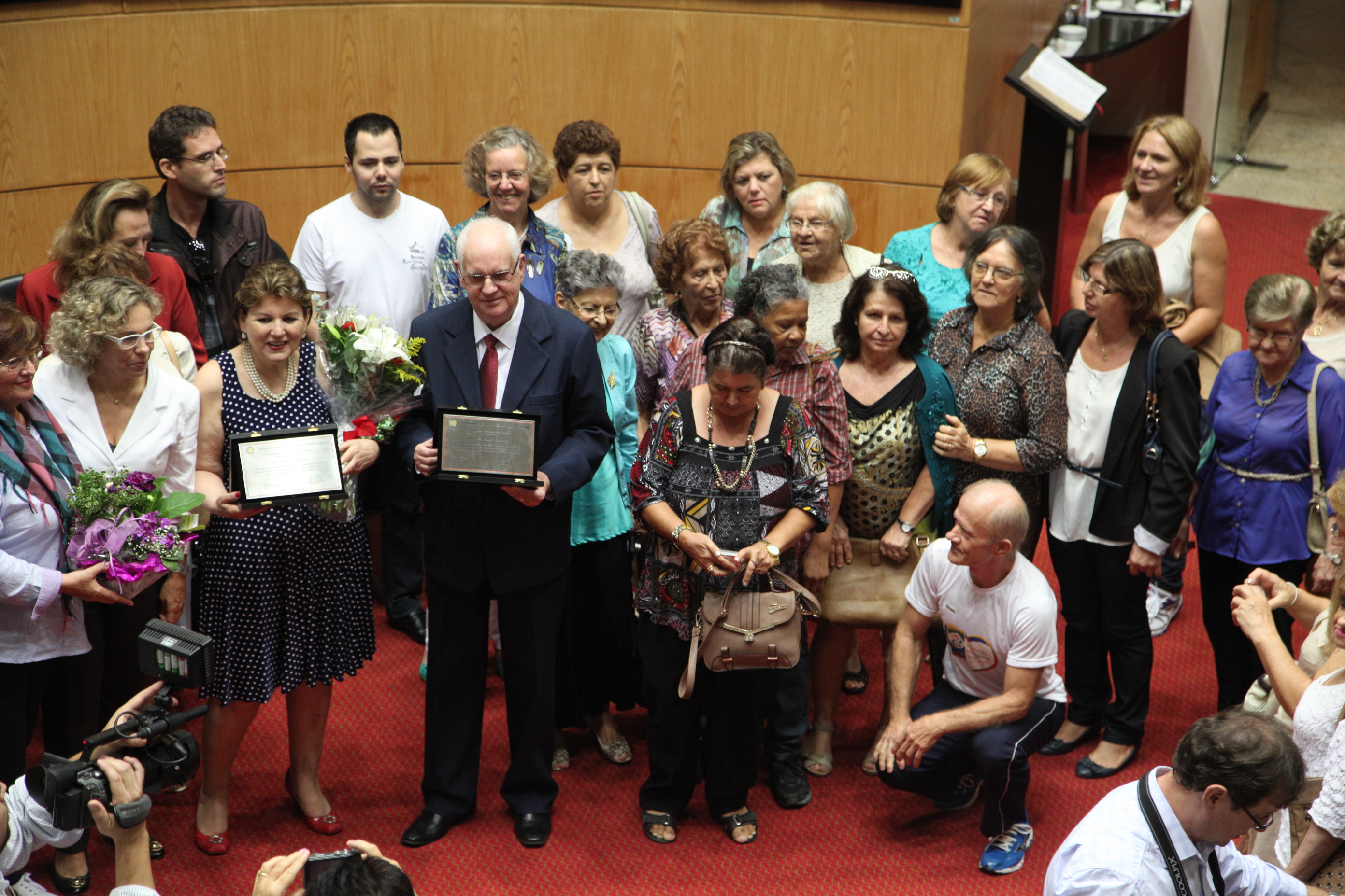 Sessão em homenagem aos escritores de Gaspar, Julio Cesar e Arlete Trentini. Foto: Solon Soares